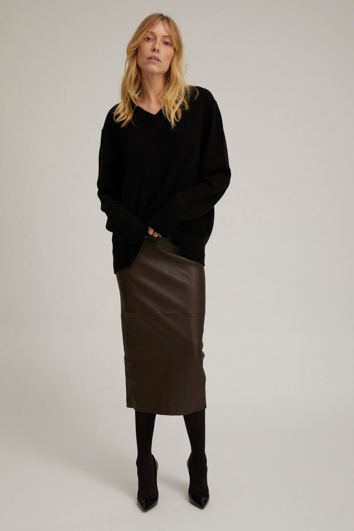 BLACK CASHMERE V-NECK BOYFRIEND SWEATER - 2