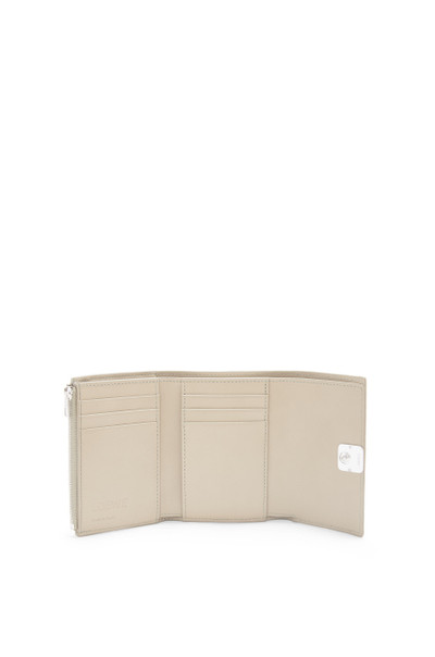 Loewe Anagram small vertical wallet in pebble grain calfskin outlook