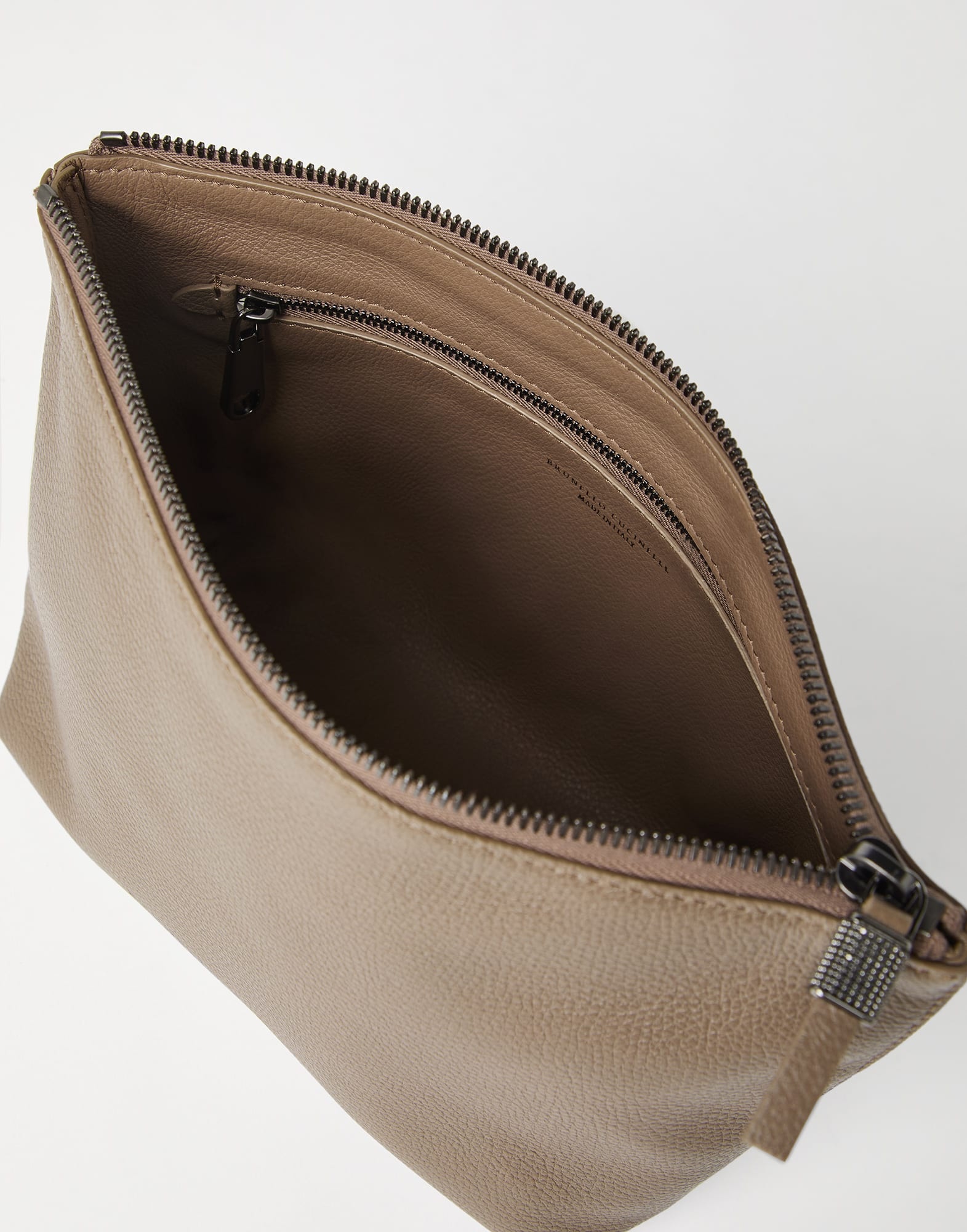 Grained leather pouch with shiny zipper pull - 5