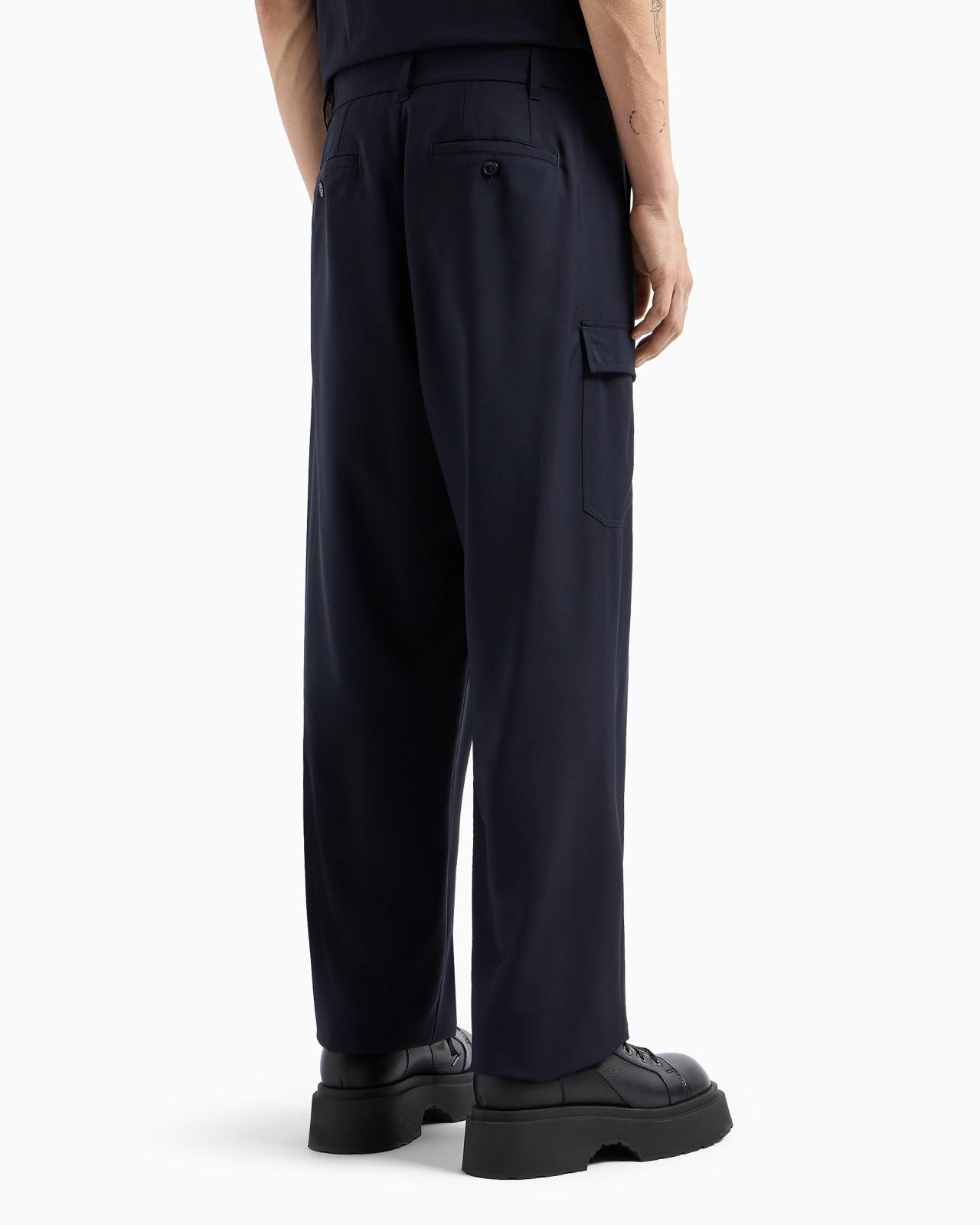 Light wool trousers with pleats and a patch pocket - 3