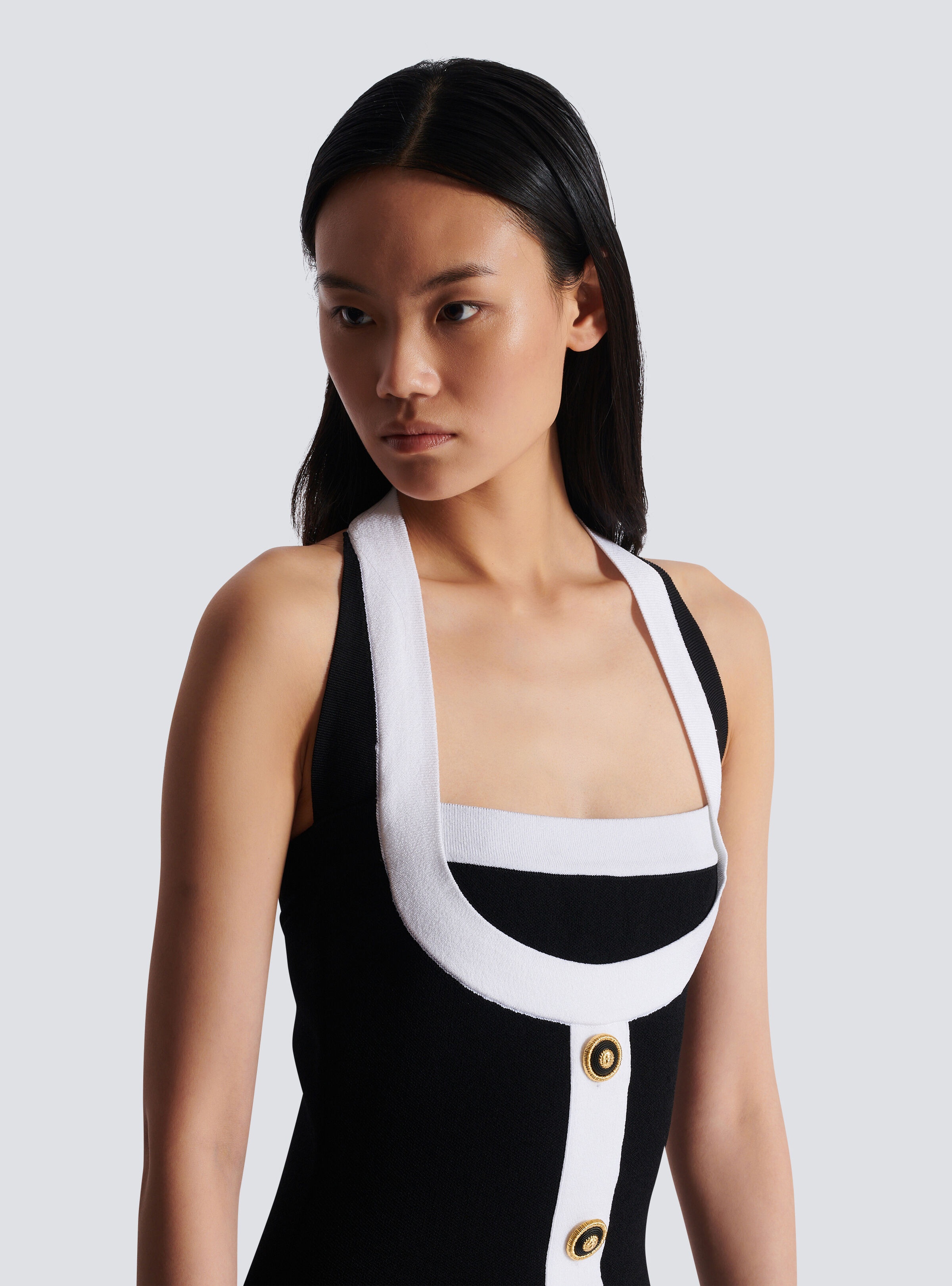 Two-tone halterneck knit dress - 7