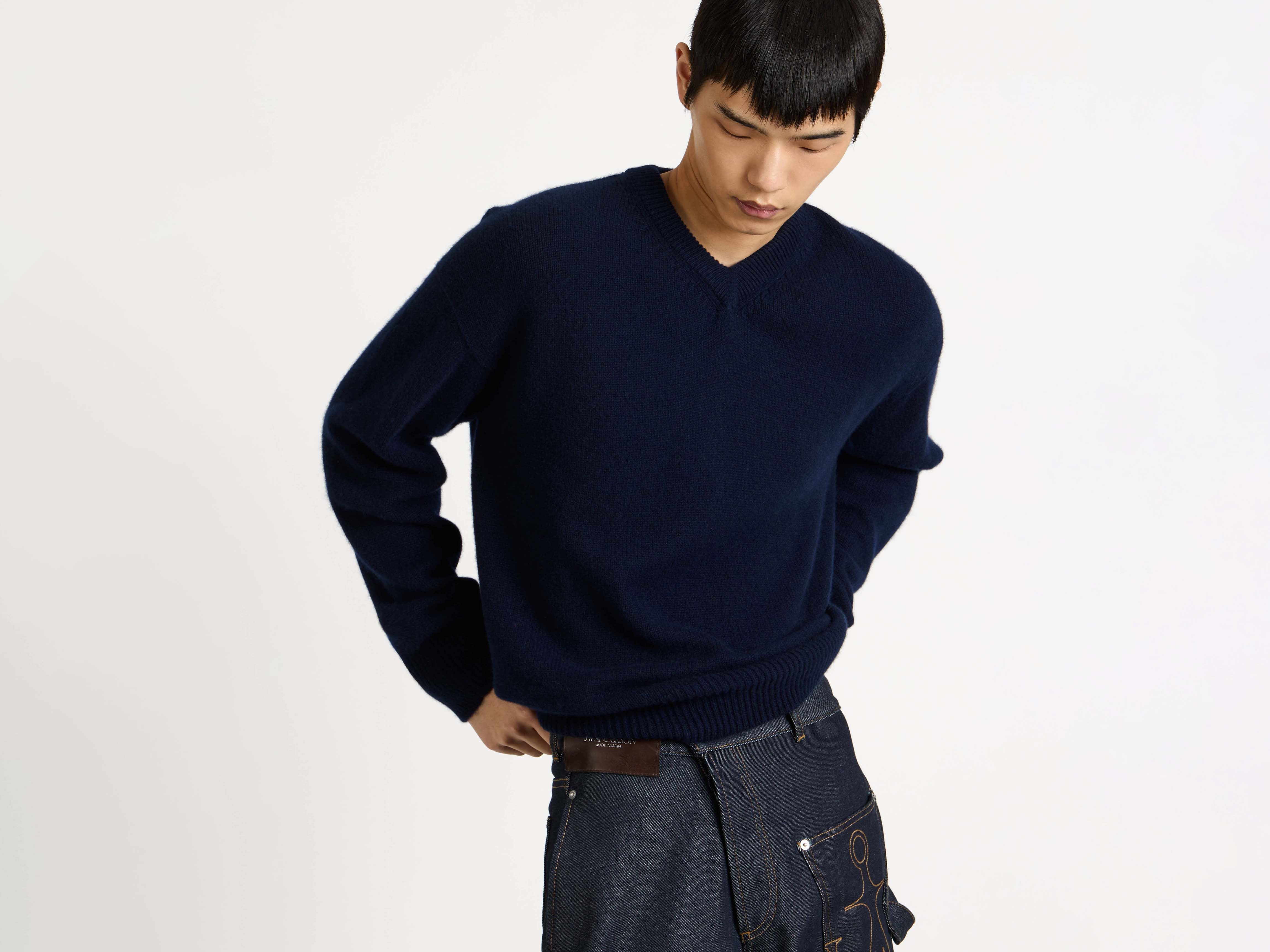 V-NECK CASHMERE JUMPER IN NAVY - 5