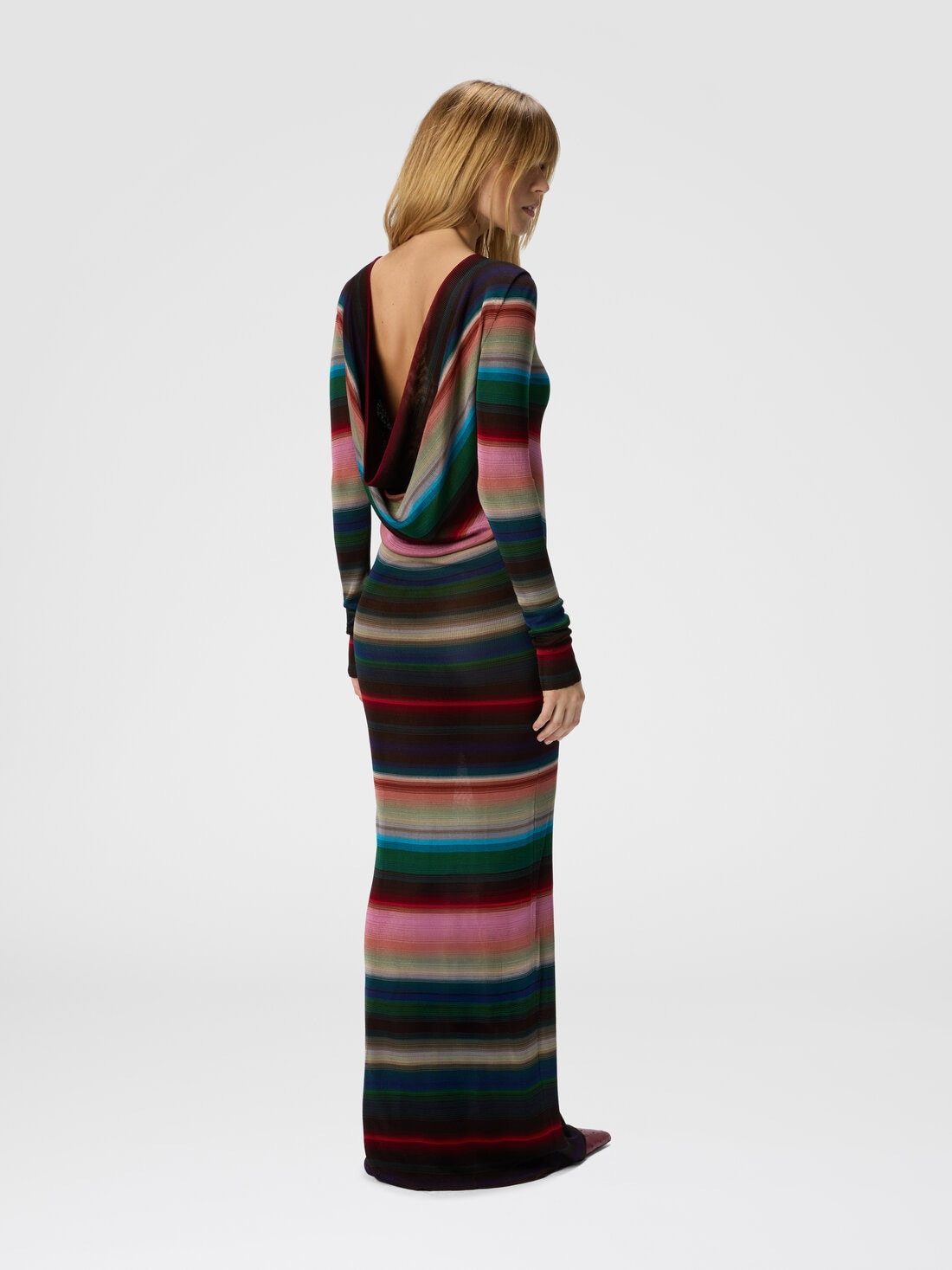 Long backless dress in striped knit - 3