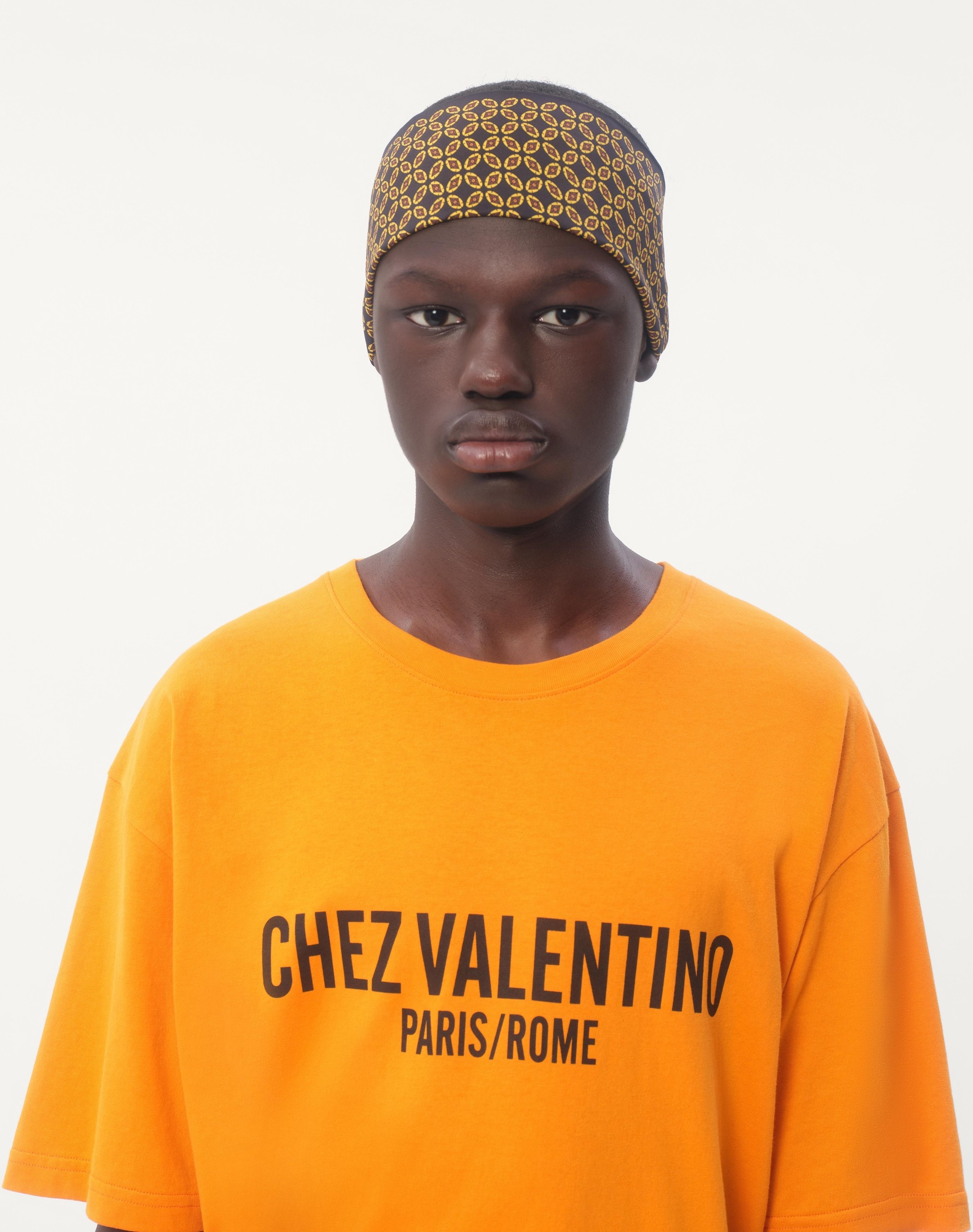 CHEZ VALENTINO PRINTED Tシャツ Valentino COTTON T-SHIRT WITH CHEZ VALENTINO PRINT | REVERSIBLE