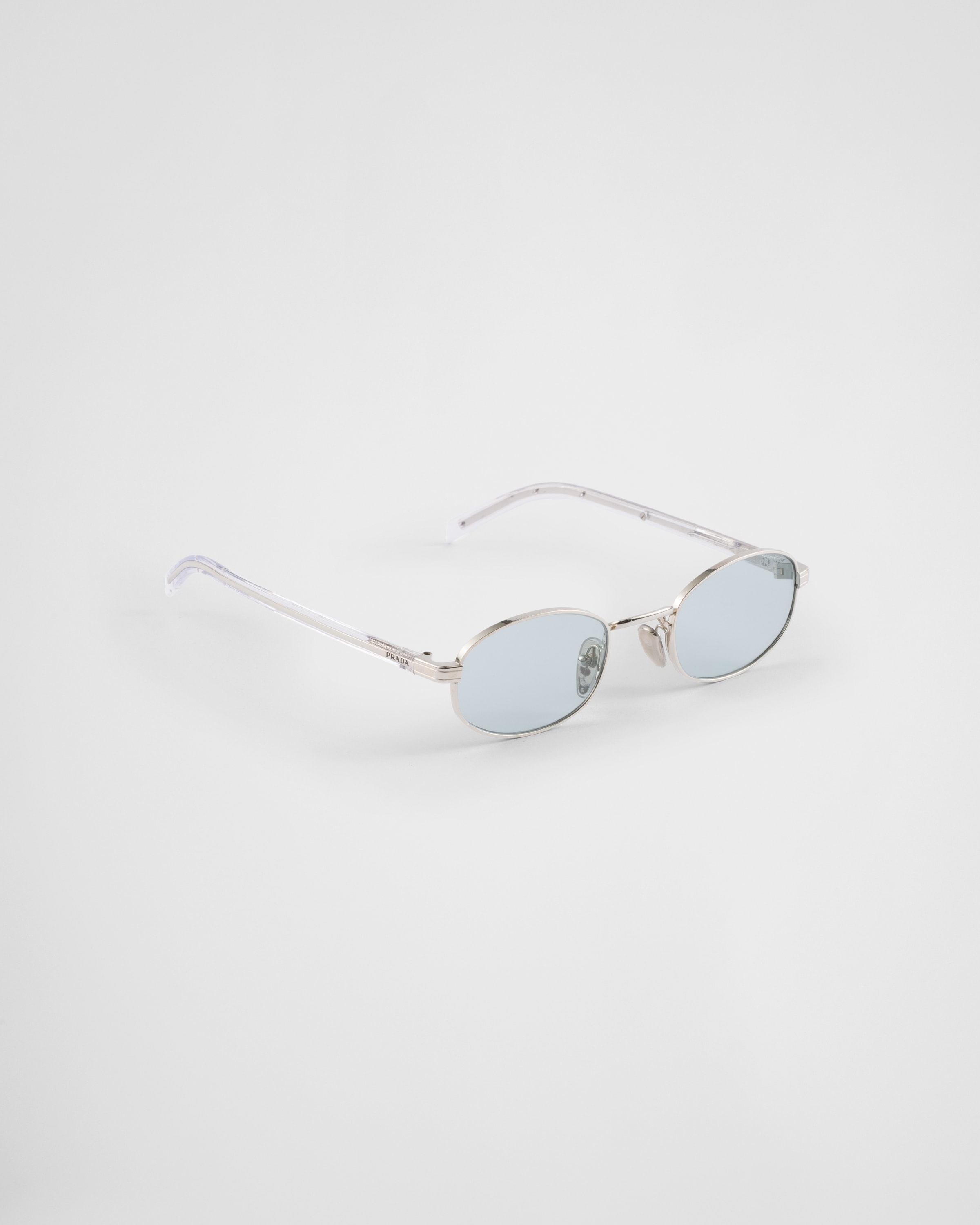 Sunglasses with the iconic metal plaque - 3