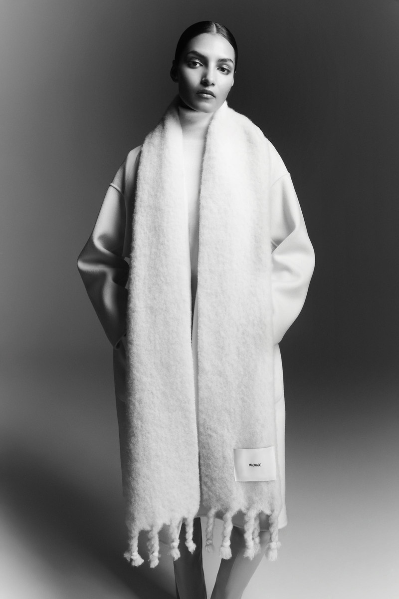 MACKAGE COLBY Rectangular wool scarf with fringed ends outlook