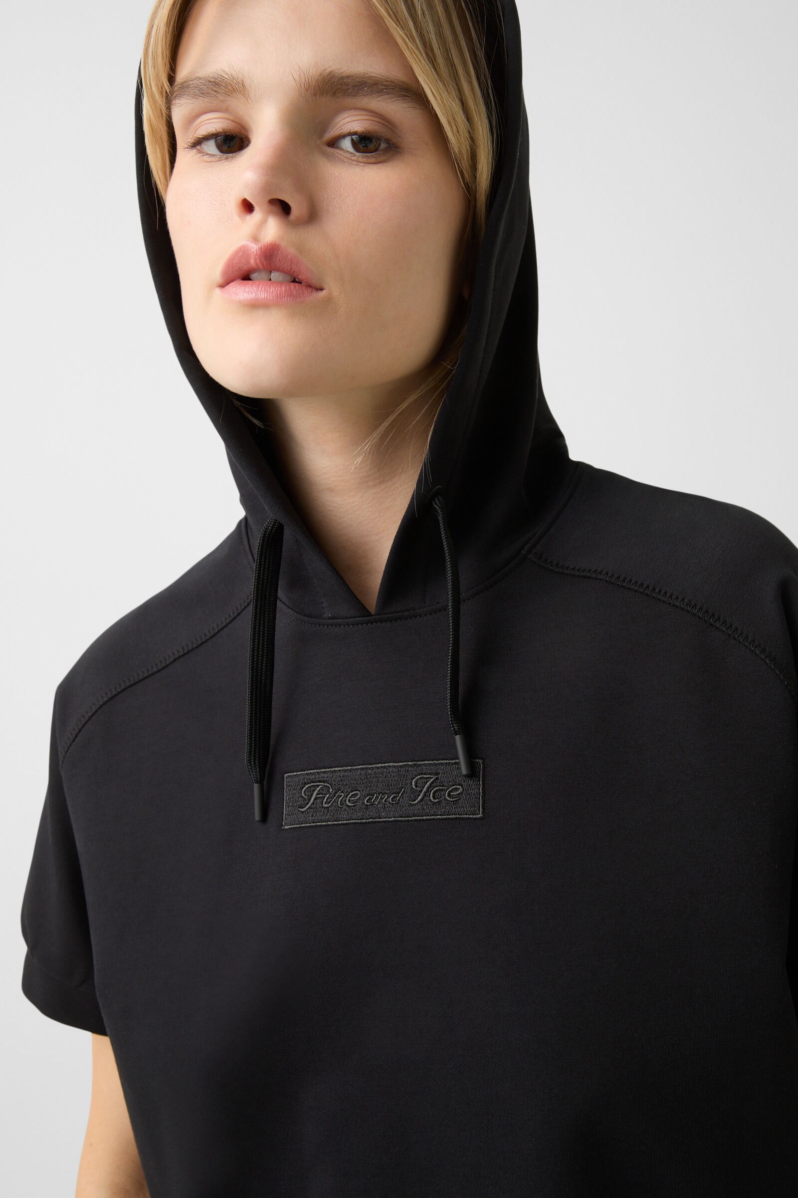 Sharon short-sleeved hoodie in Black - 3
