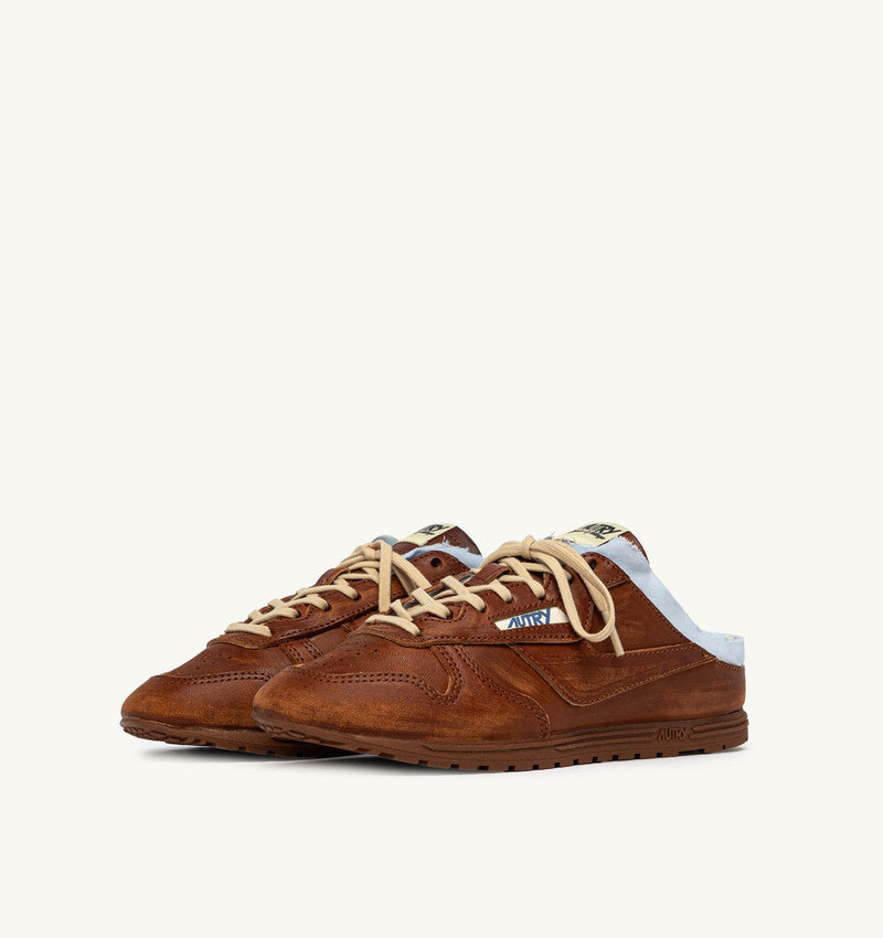 AUTRY WINDSPIN MULE SNEAKERS IN SHIRT BUFF AND AZURE LEATHER outlook