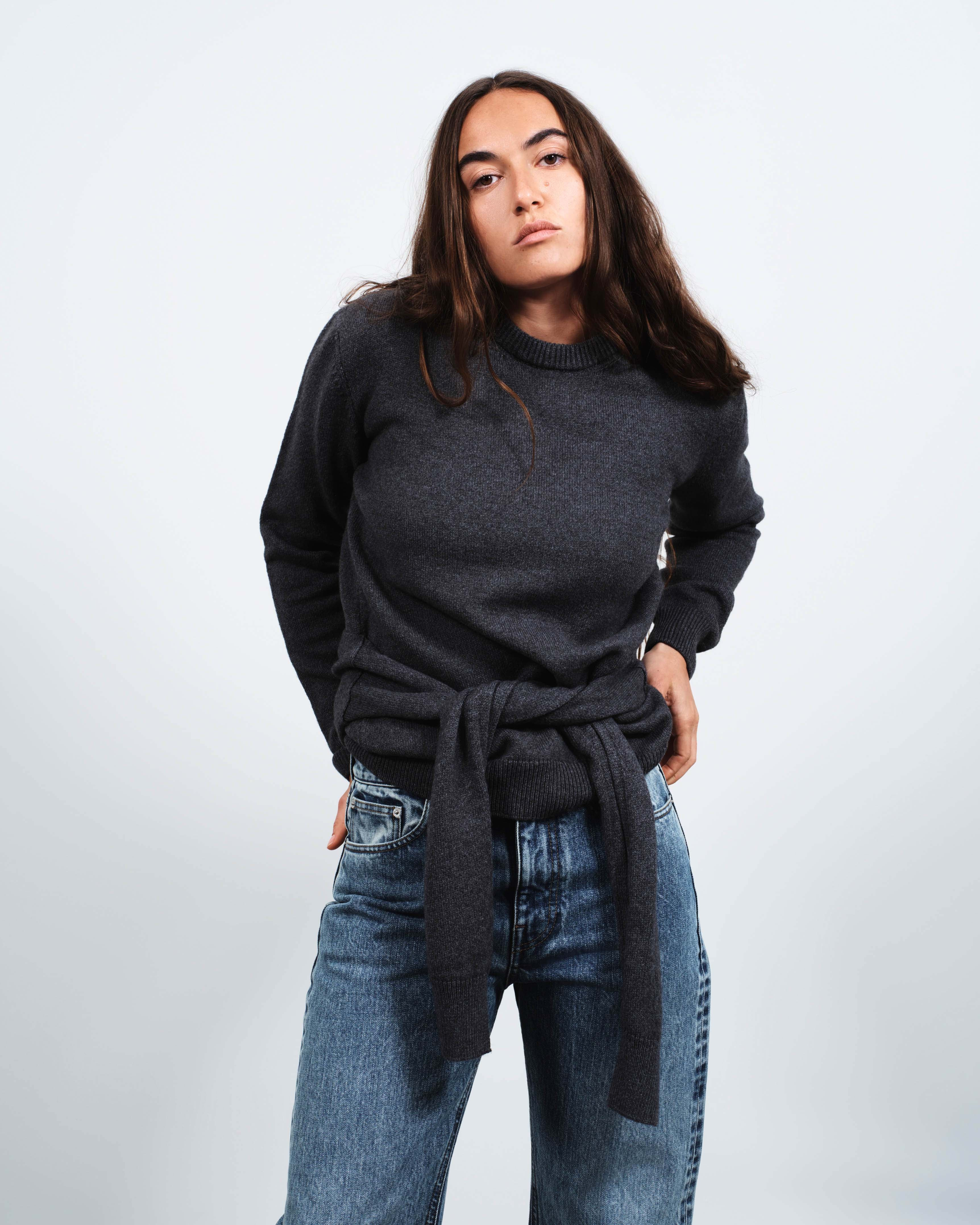 SLEEVE-TIE WAISTED JUMPER IN CHARCOAL MELANGE - 4