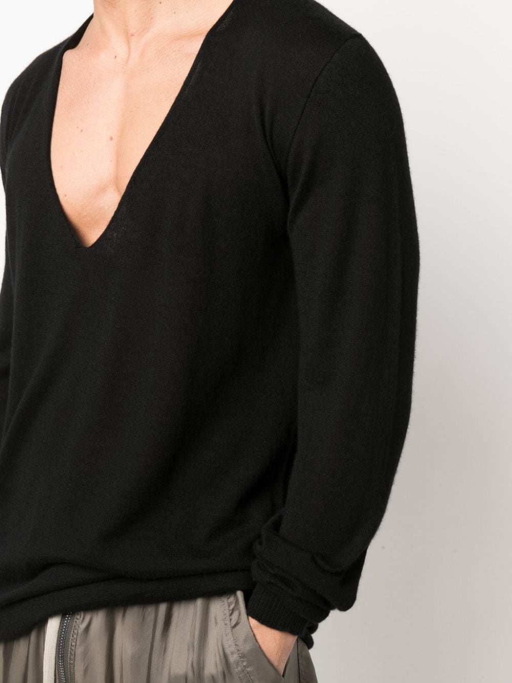 plunging V-neck fine-knit jumper - 5