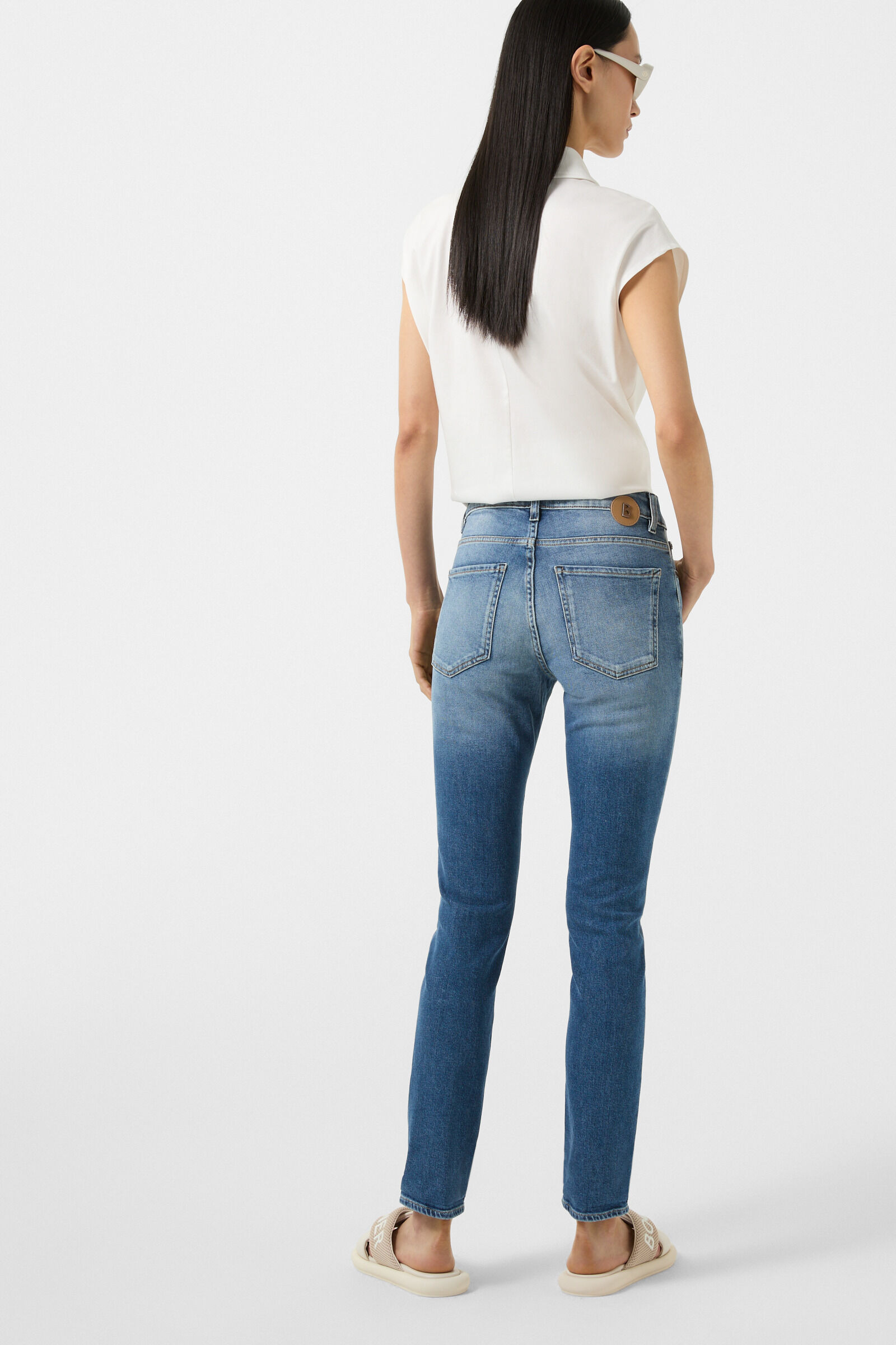 Bridget girlfriend fit jeans in Washed Denim Blue - 3