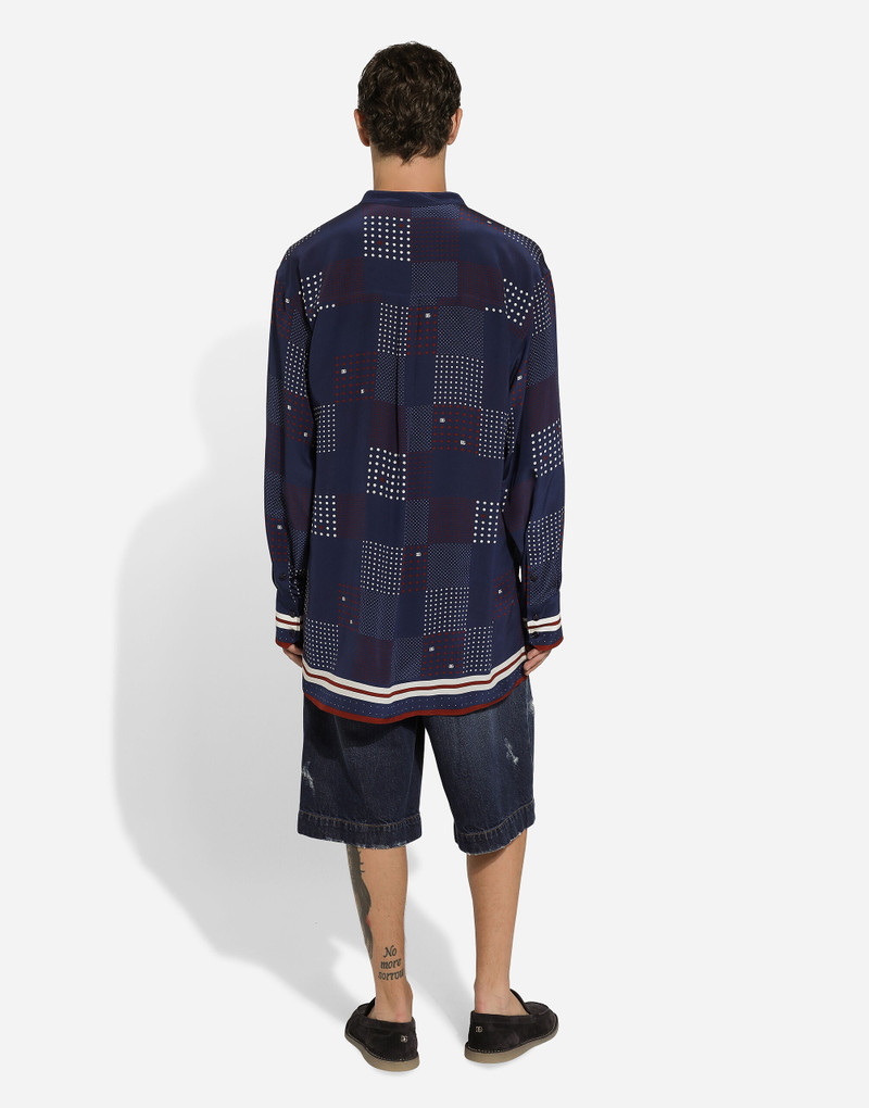 Blue denim shorts with abrasions 3