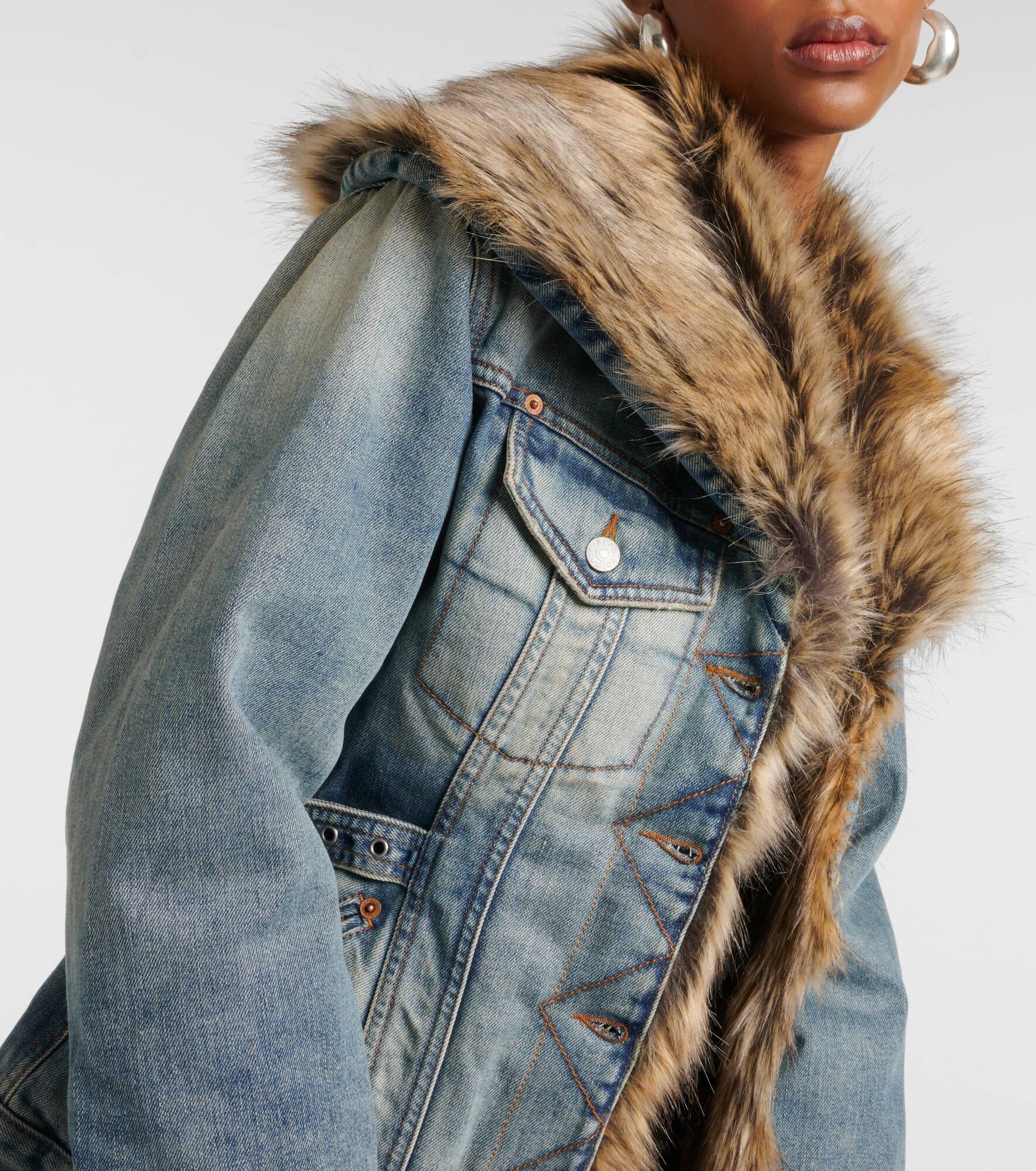 Faux fur-trimmed denim jacket - 4