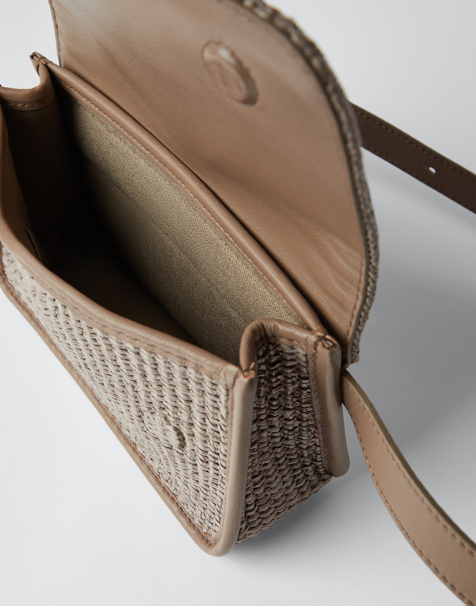 Techno raffia and calfskin bag with precious contour - 5