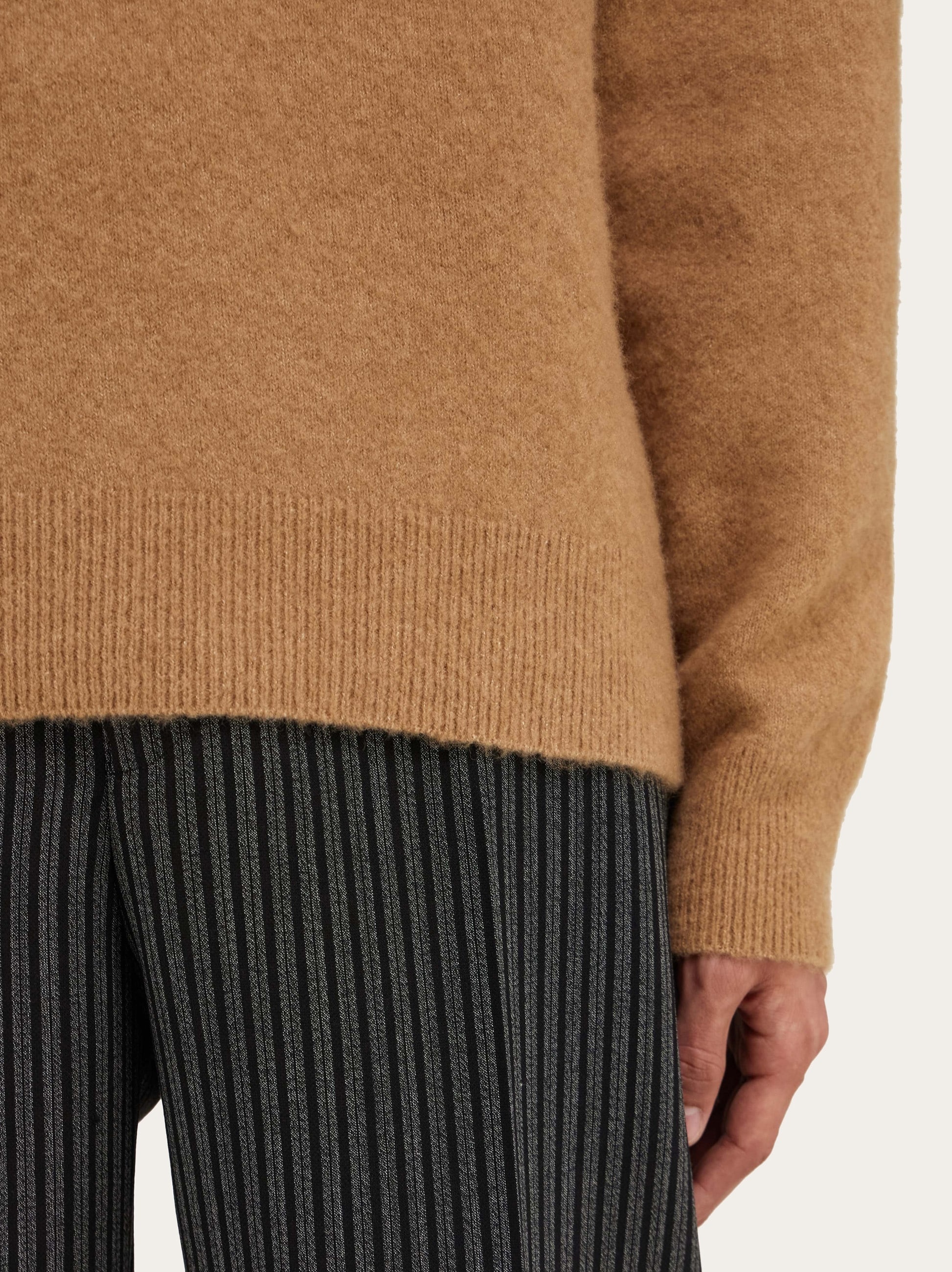 Long sleeved camel and silk polo shirt - 6