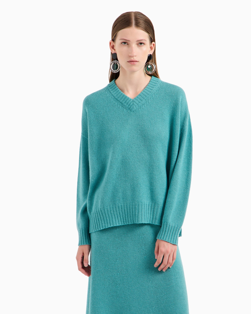 Plain-knit, virgin-wool, seamless V-neck jumper 2