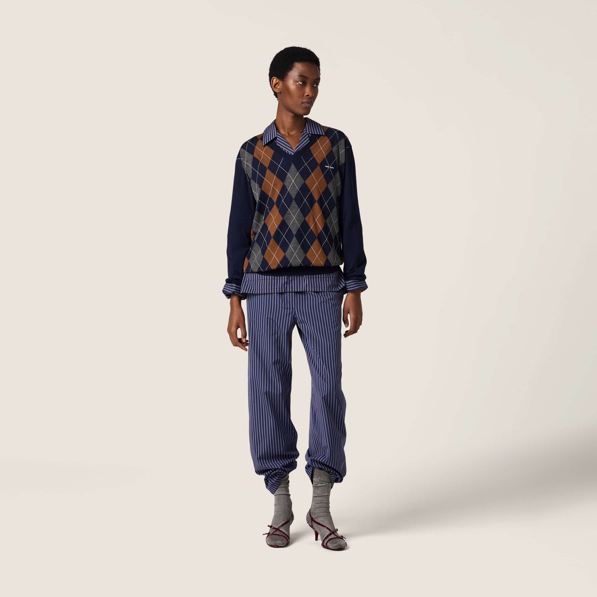 V-necked wool sweater - 2