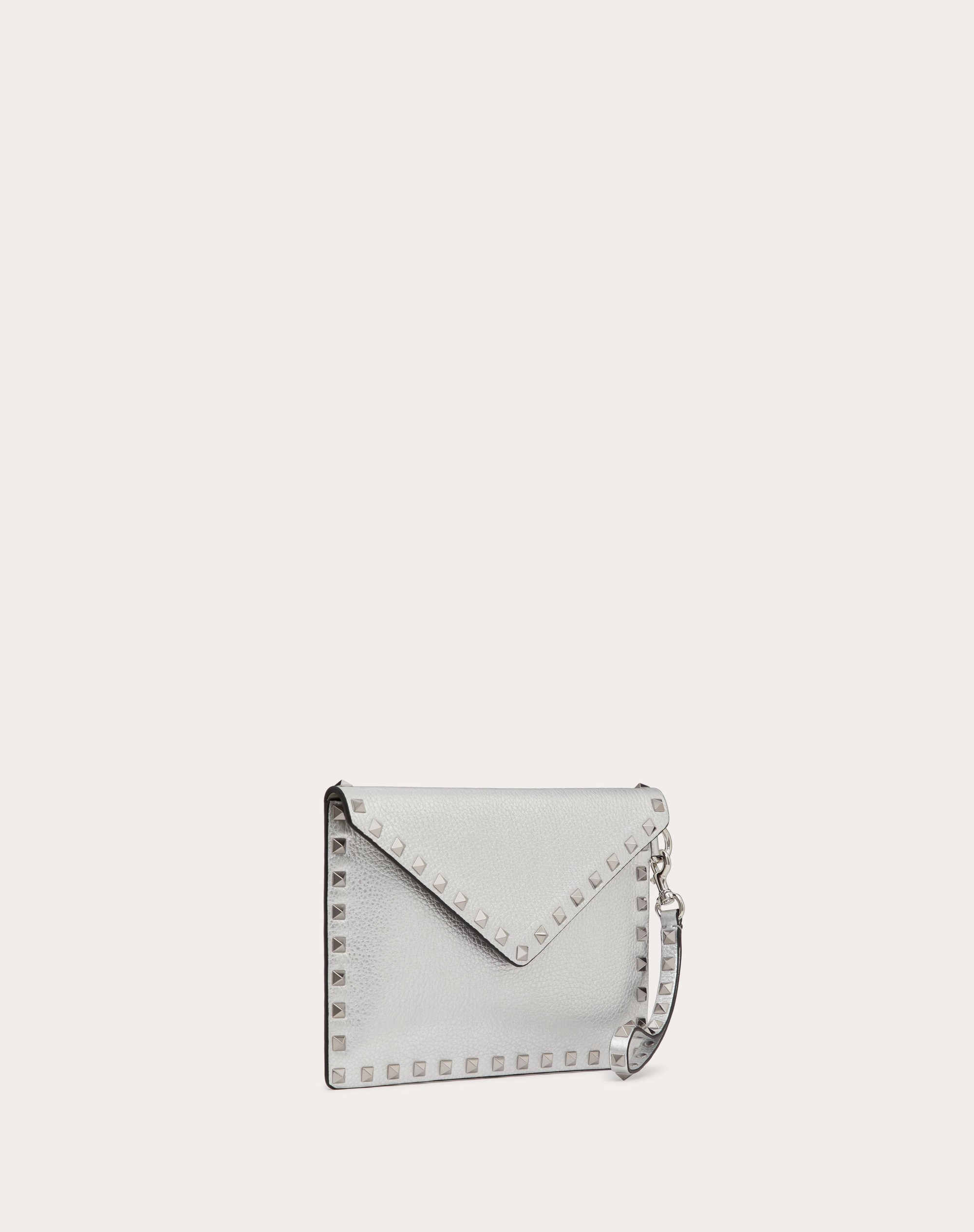 ROCKSTUD METALLIC GRAINY CALFSKIN CLUTCH BAG - 2