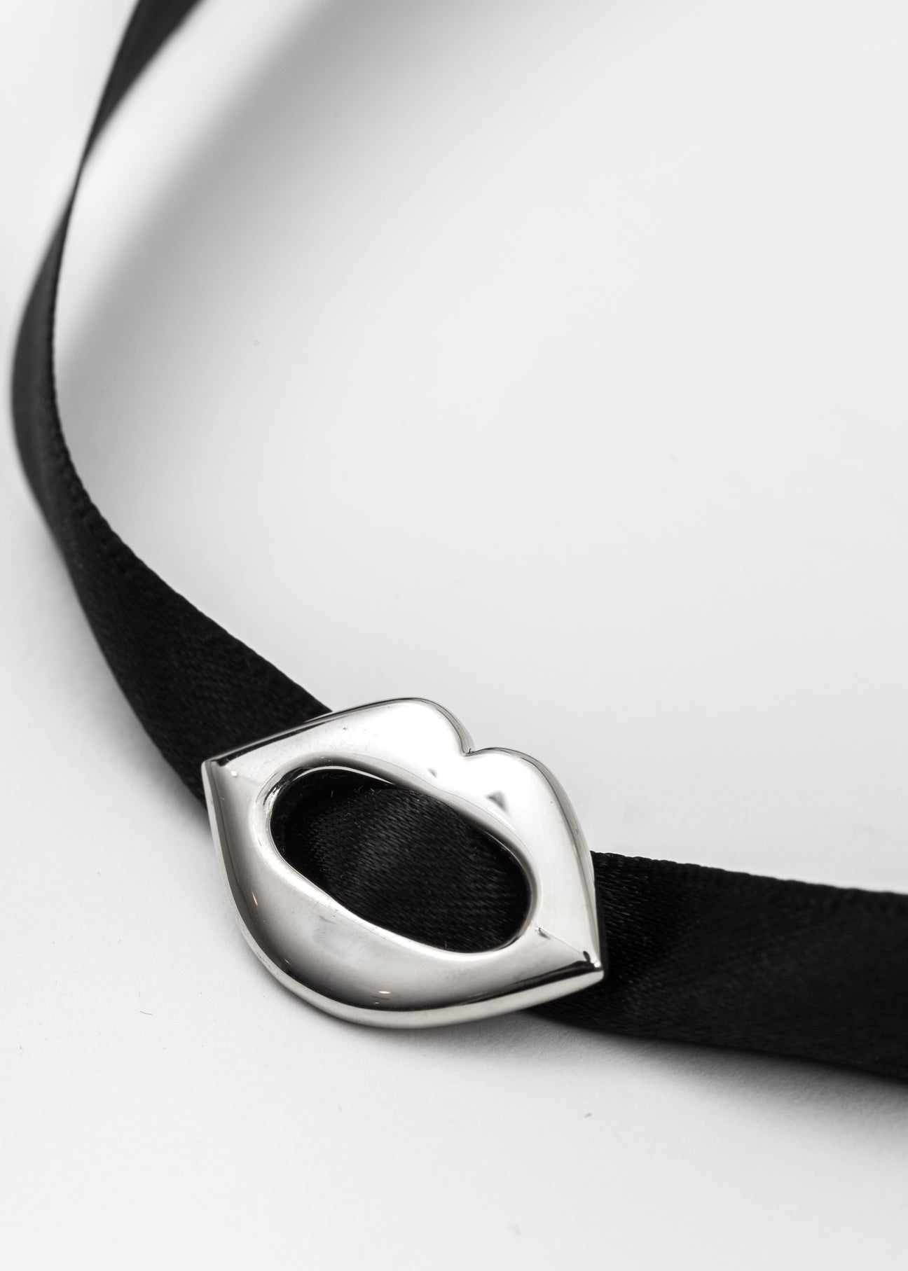 BLACK RIBBON CHOKER W/ SILVER LIP - 5