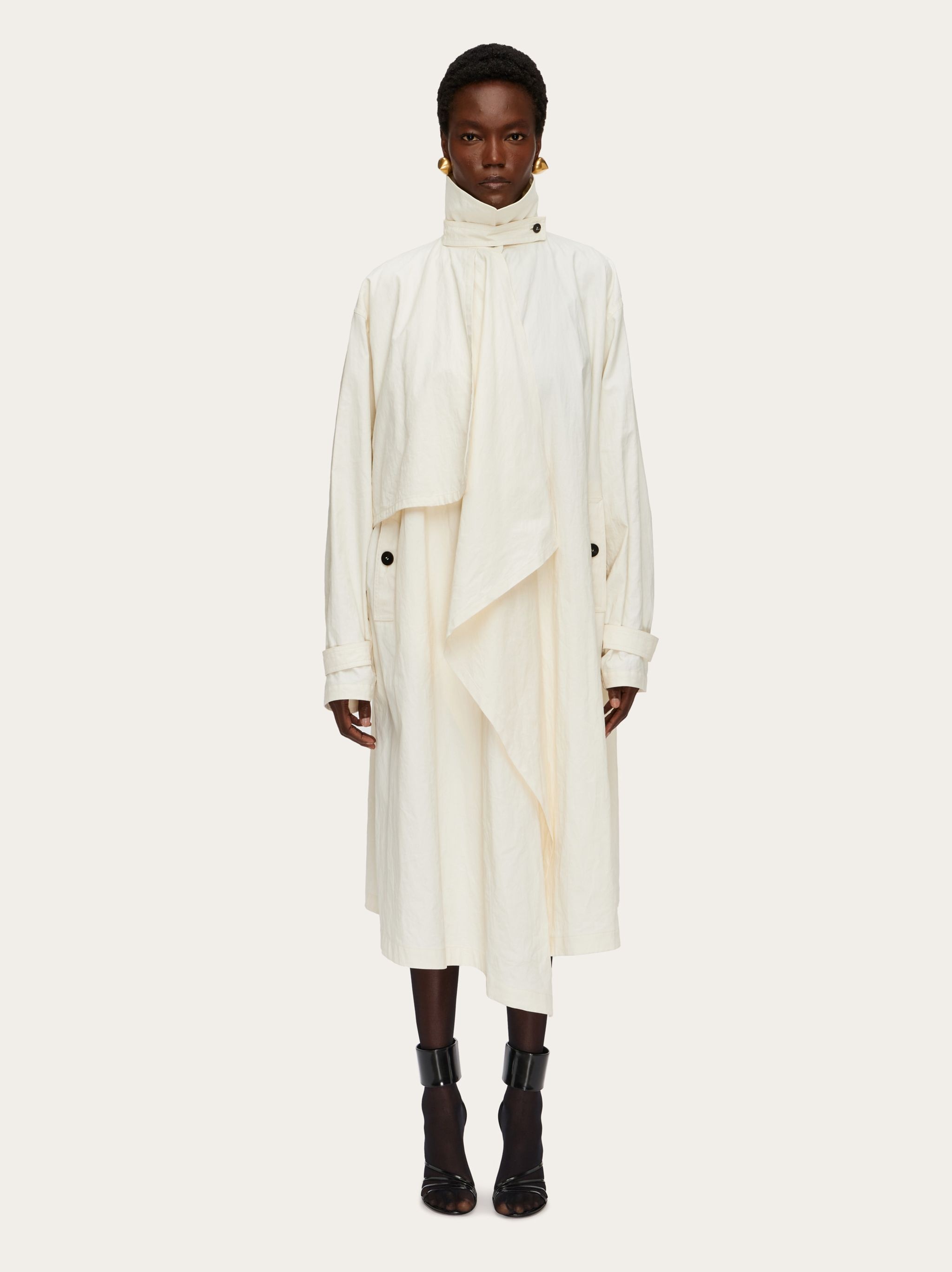 Asymmetric voluminous trench - 2