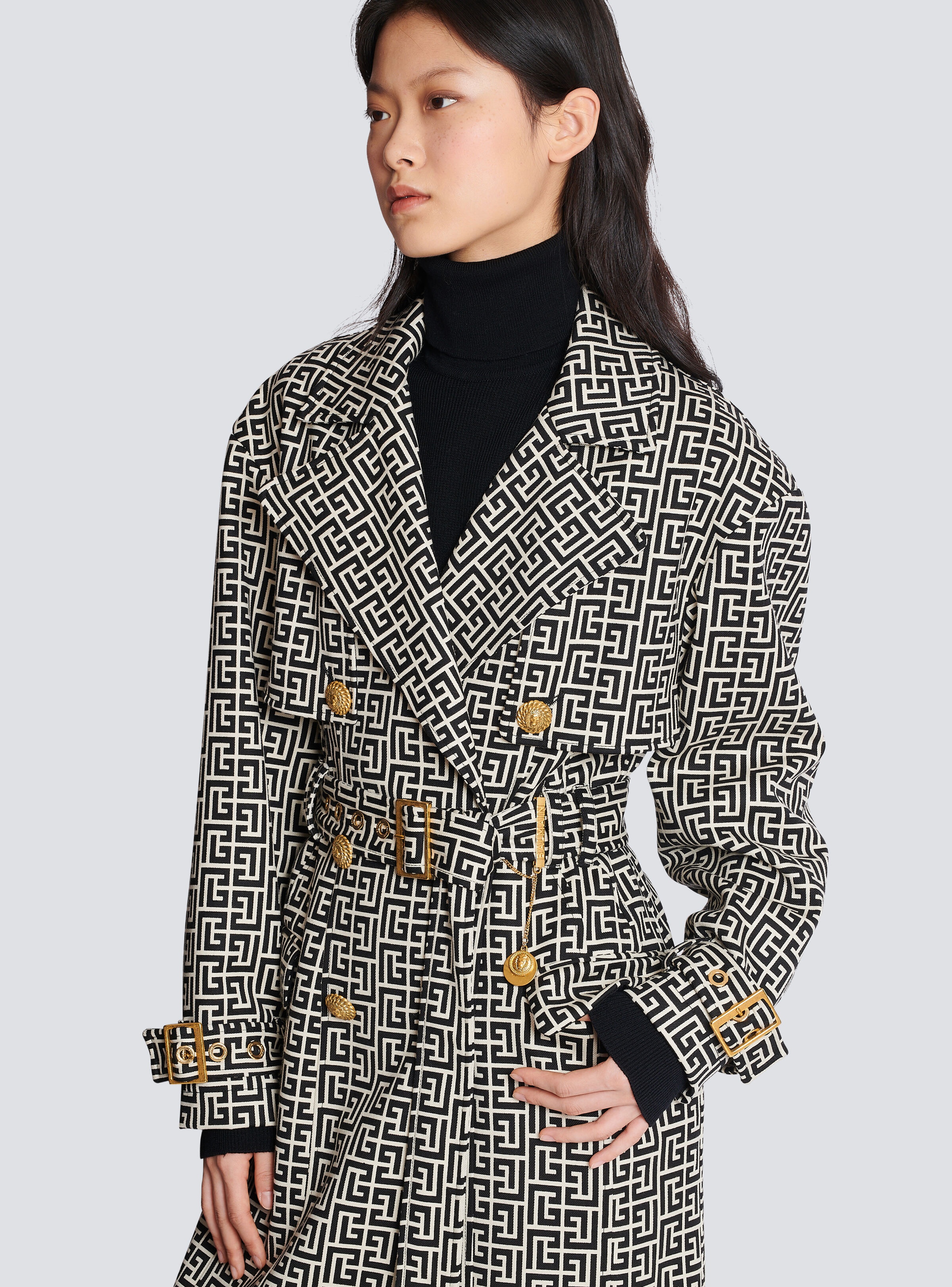 Monogrammed trench coat - 6