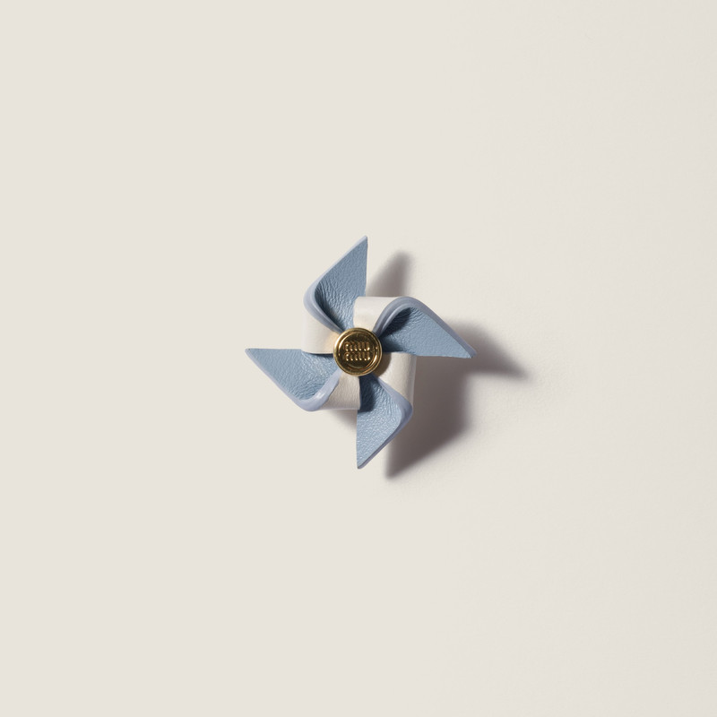 Leather pinwheel brooch 1