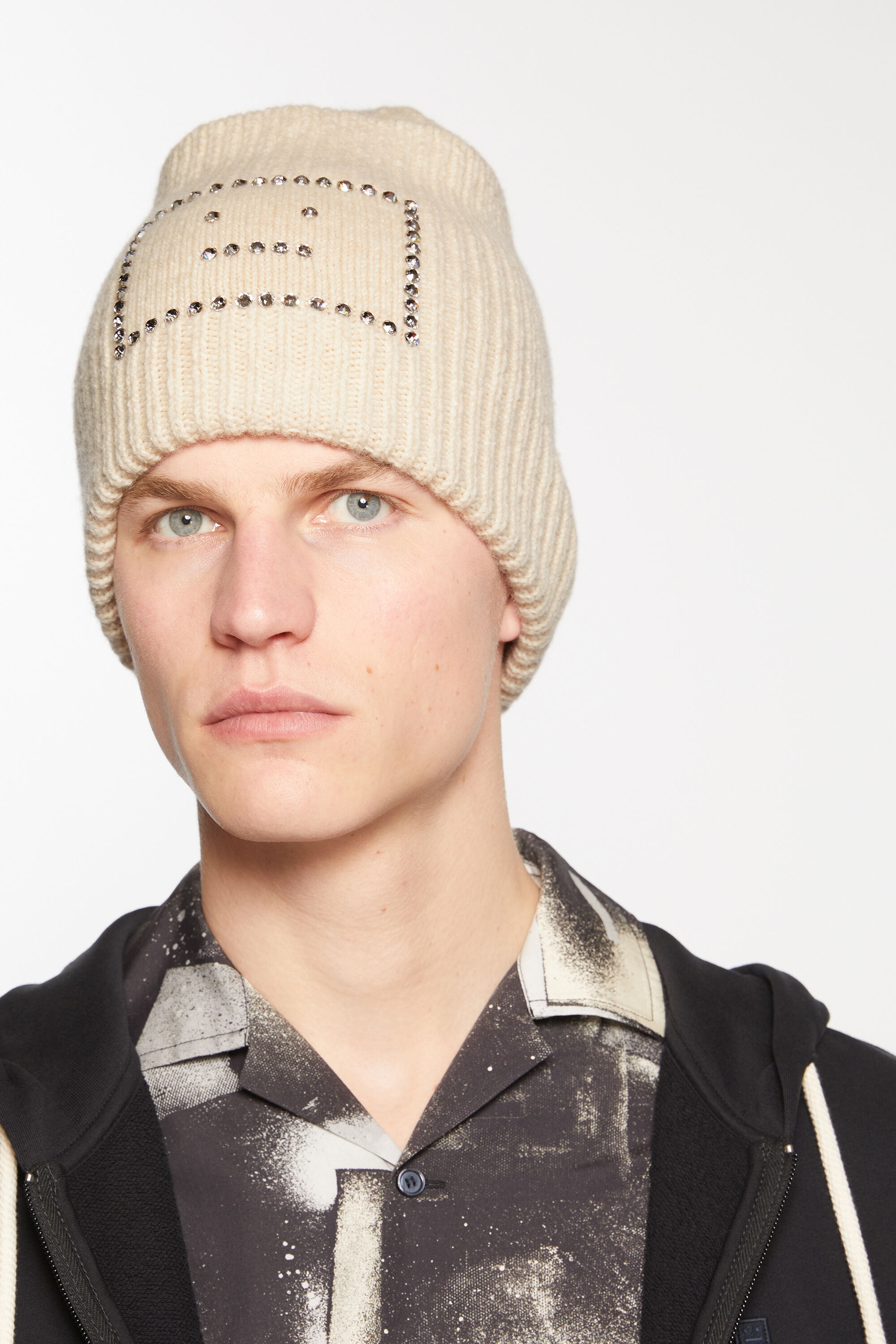 Embellished Face square beanie - Oatmeal melange - 2