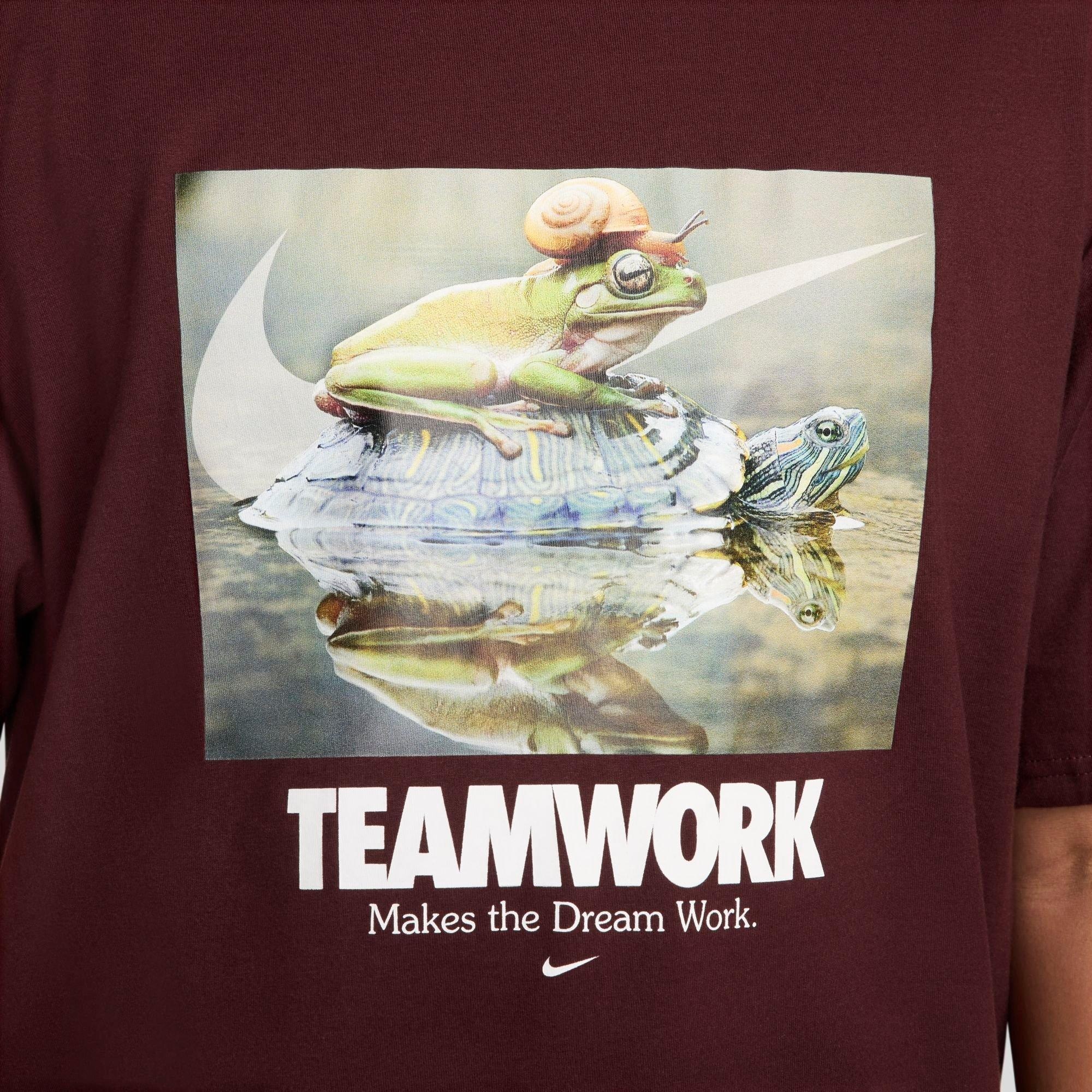 MEN'S NIKE SPORTSWEAR TEAMWORK GRAPHIC T-SHIRT - 5