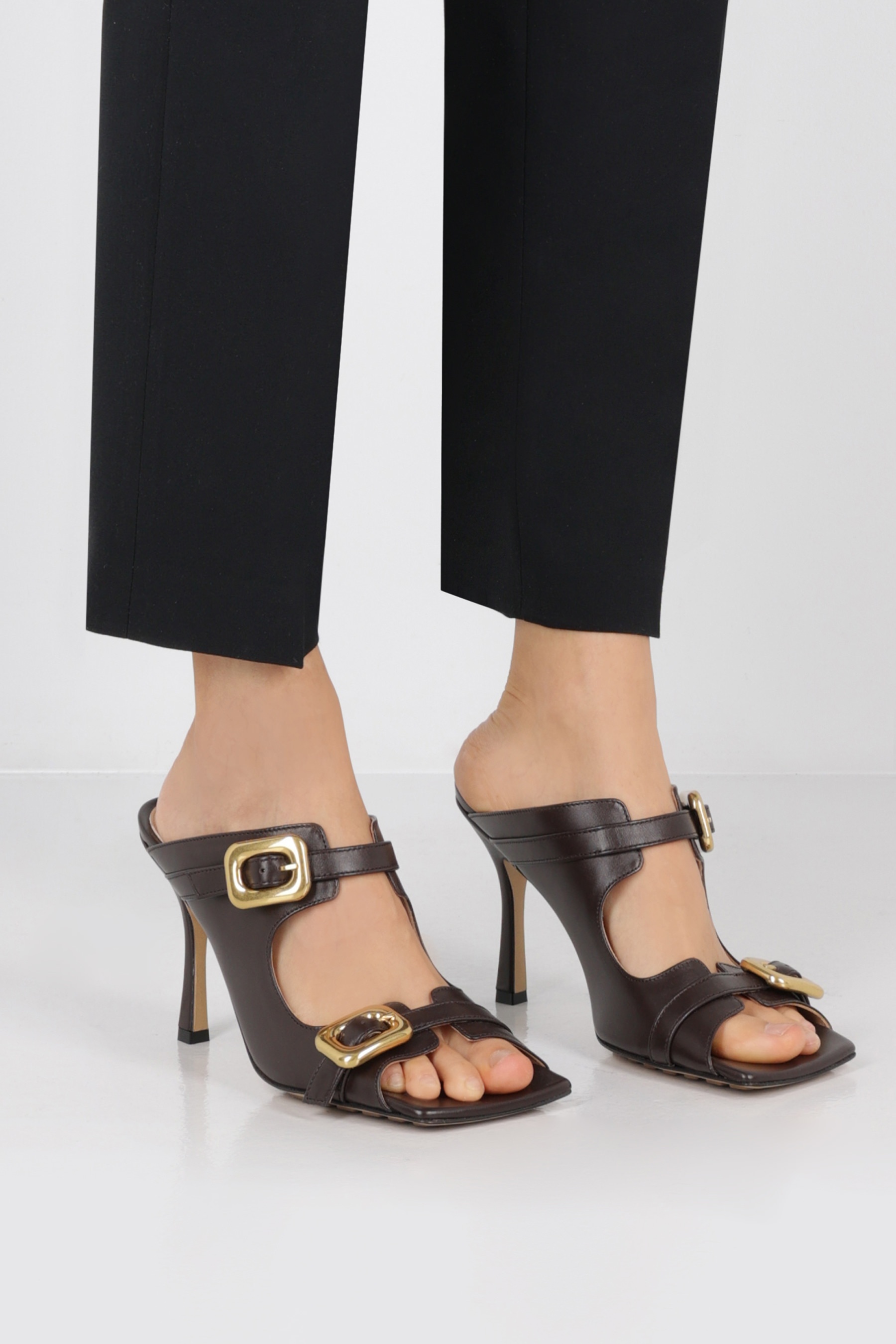 サンダル・ミュール BOTTEGA VENETA STRETCH BUCKLE SMOOTH LEATHER MULE SANDALS BOTTEGA VENETA Stretch Buckle leather sandals | NET-A-PORTER