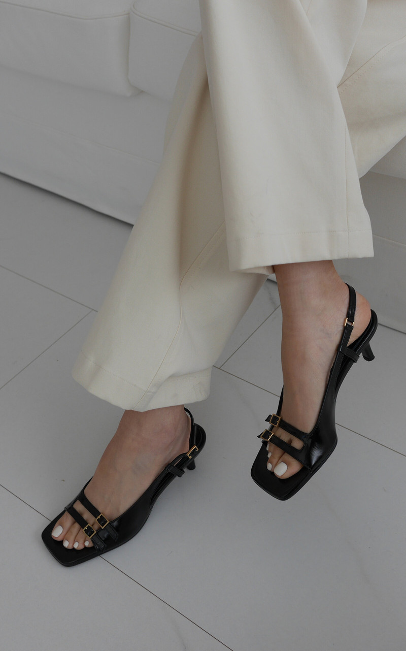 REIKE NEN Buckle-Embellished Strap Leather Sandals black outlook