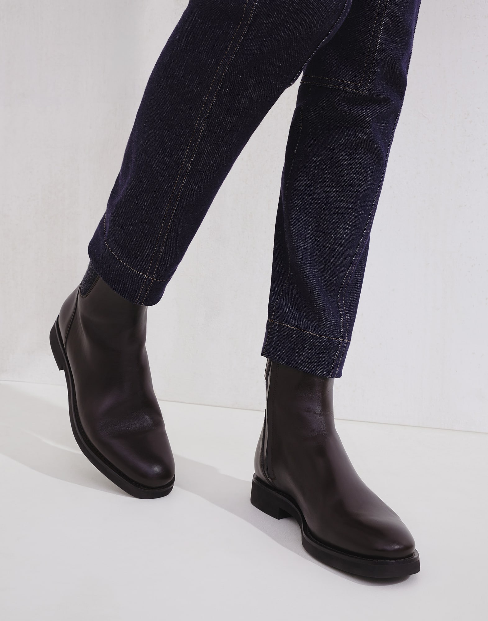 Matte calfskin Chlesea boots with shiny detail - 4