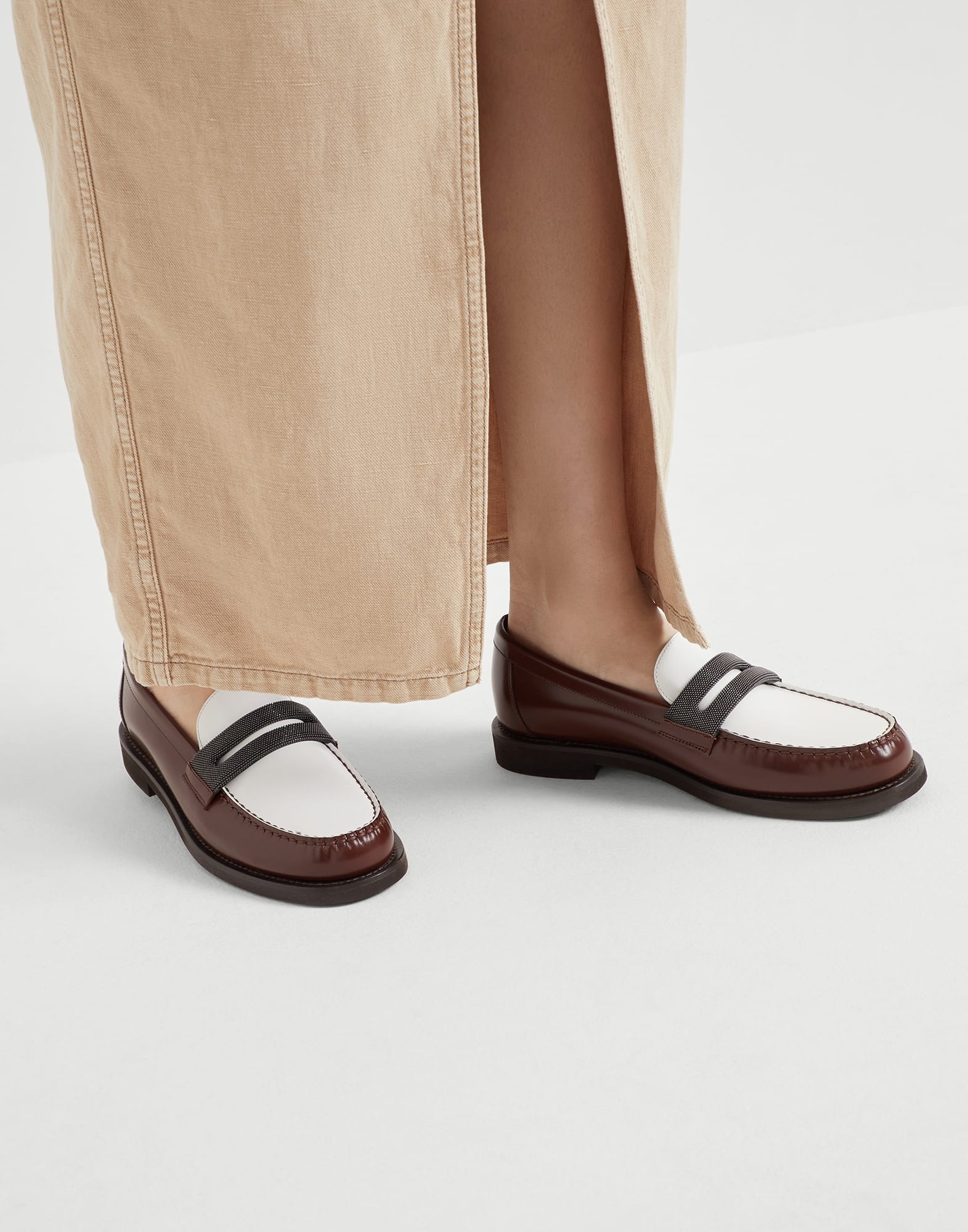 Minimal calfskin penny loafers with precious clamp - 4