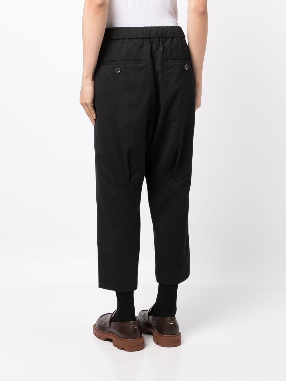 drop-crotch drawstring cropped trousers - 4