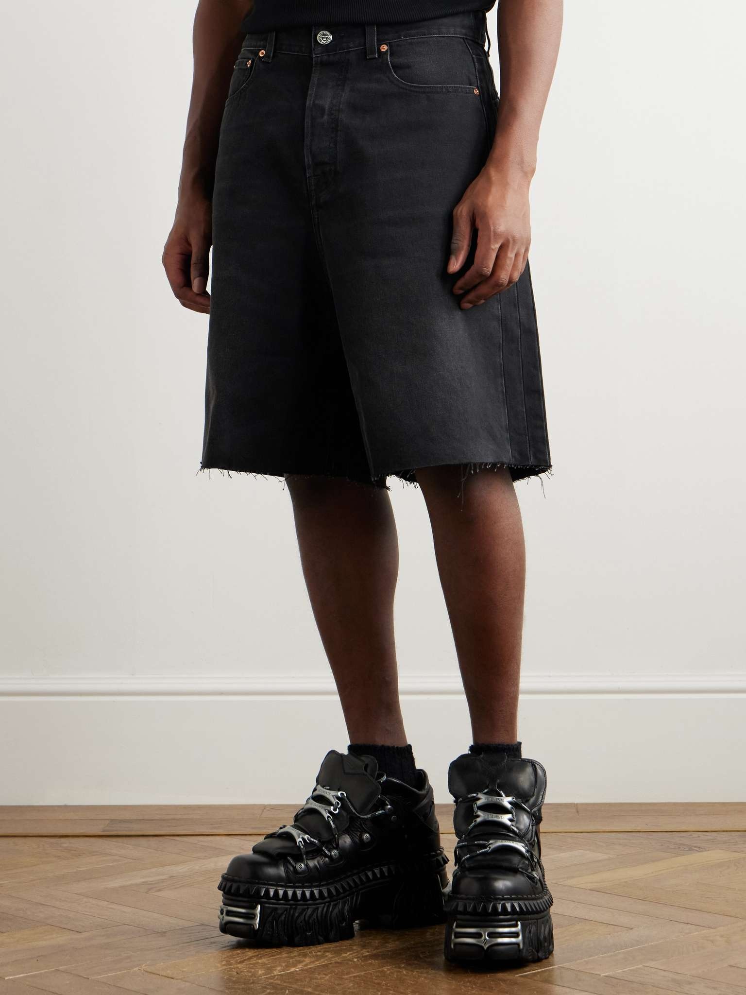 Wide-Leg Frayed Denim Shorts - 4