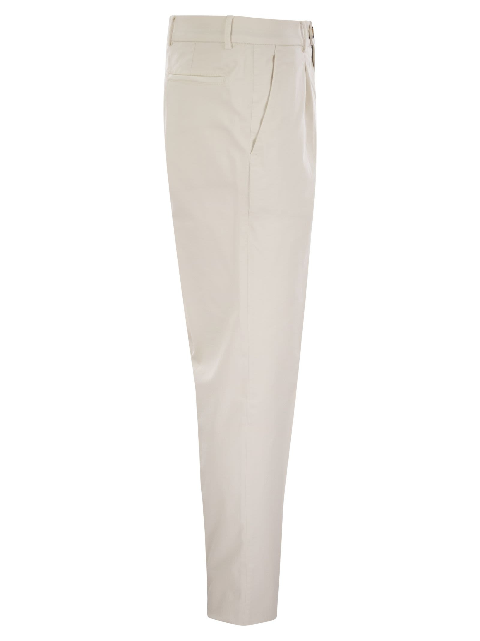 Brunello Cucinelli Men Garment-Dyed Leisure Fit Trousers In American Pima Comfort Cotton With Pleats - 3