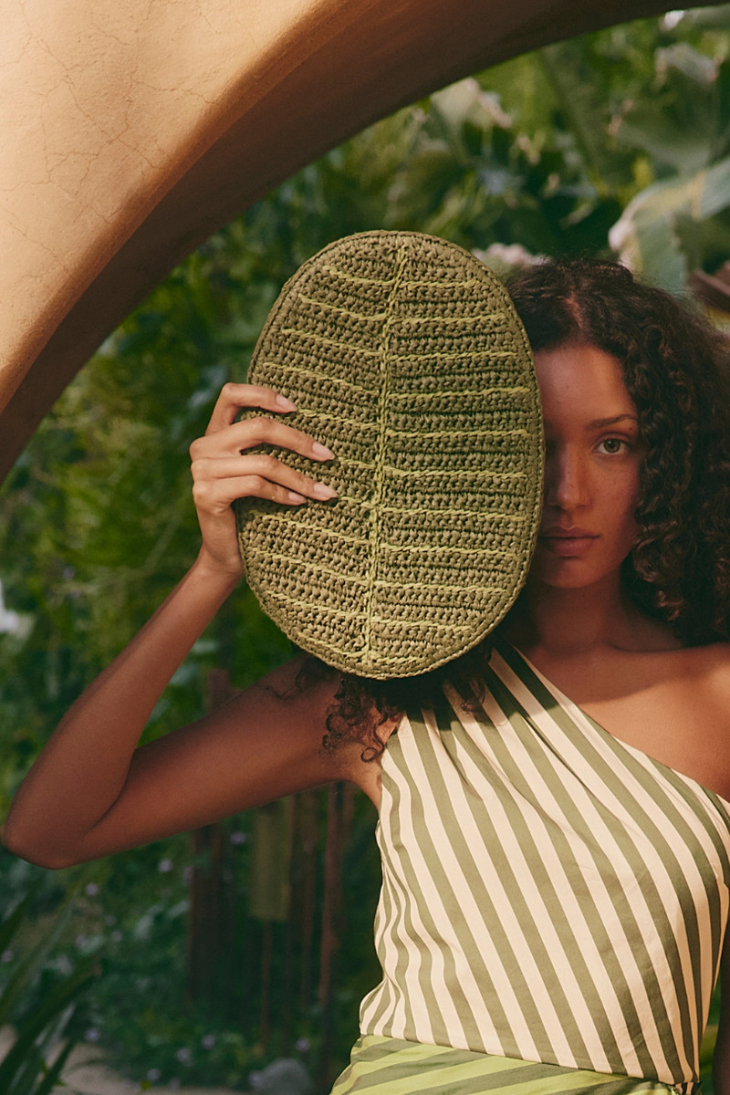 SIMONMILLER Leaf Clutch In Grass Green outlook