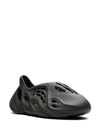 YEEZY Yeezy Foam Runner "Carbon" sandals outlook