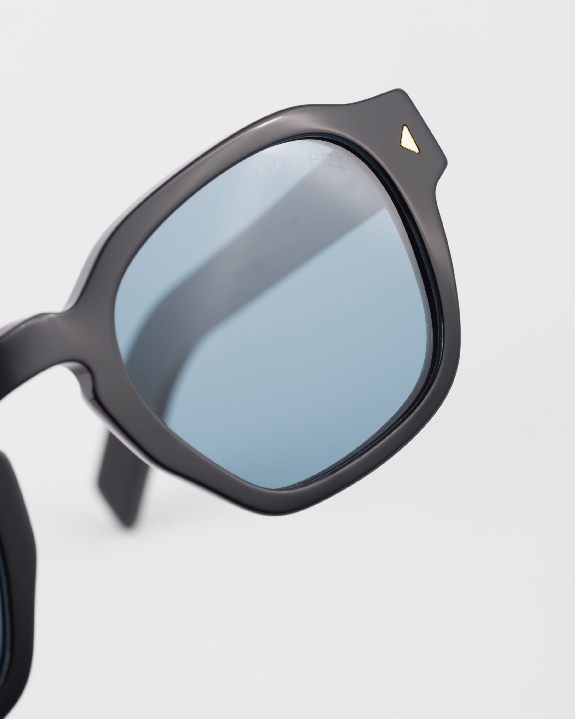 Sunglasses with iconic metal plaque - 5