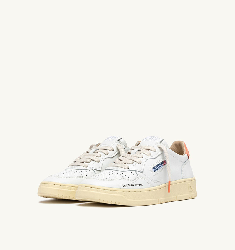 AUTRY MEDALIST LOW SNEAKERS IN WHITE AND PEACH PINK LEATHER outlook