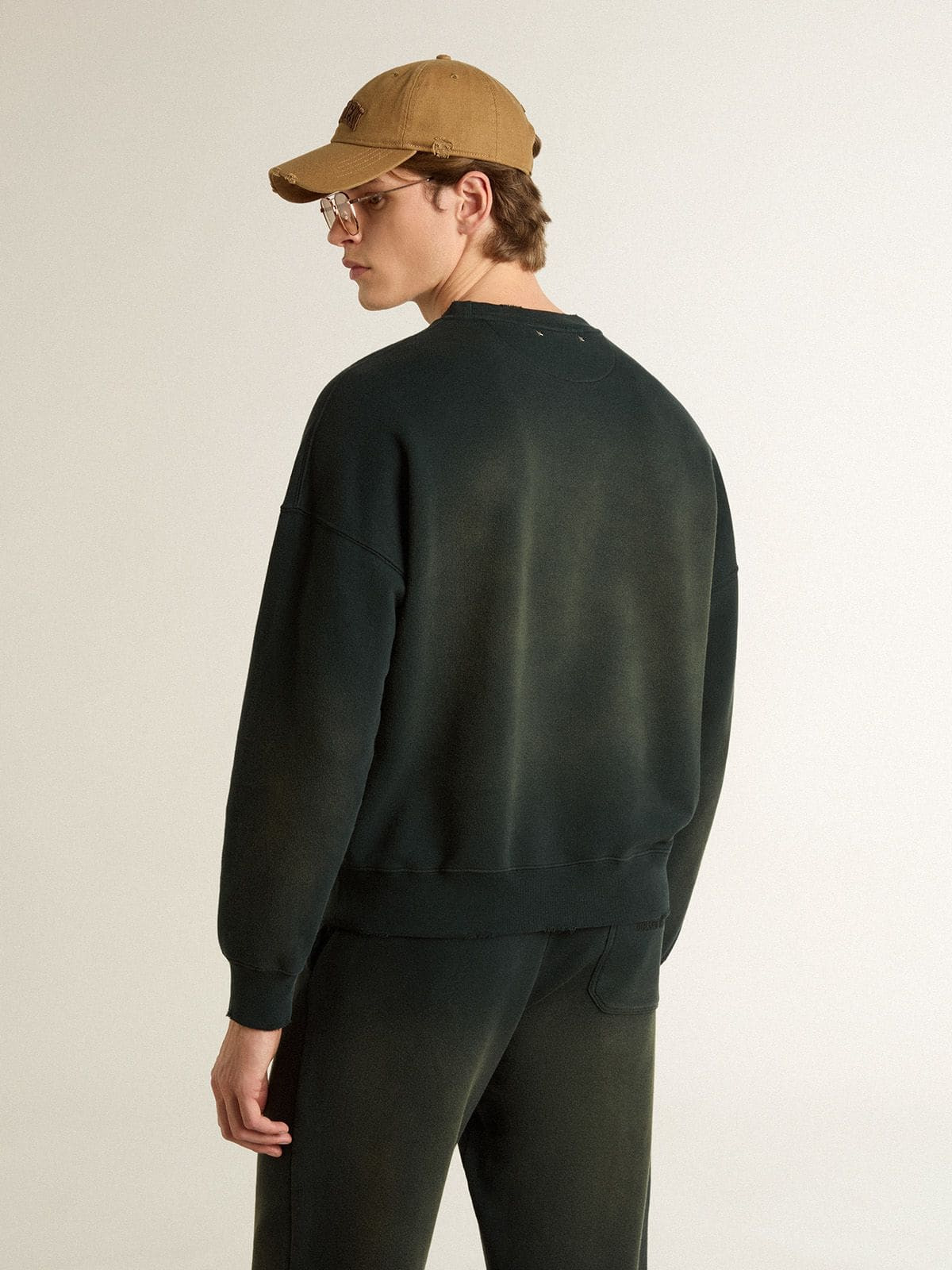Unisex sweatshirt in worn black cotton with logo embroidery - 4