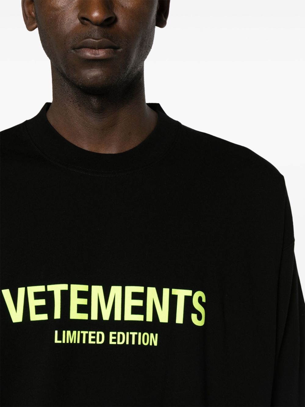 VETEMENTS ロゴプリント コットン Tシャツ VETEMENTS ロゴプリント コットン Tシャツ
