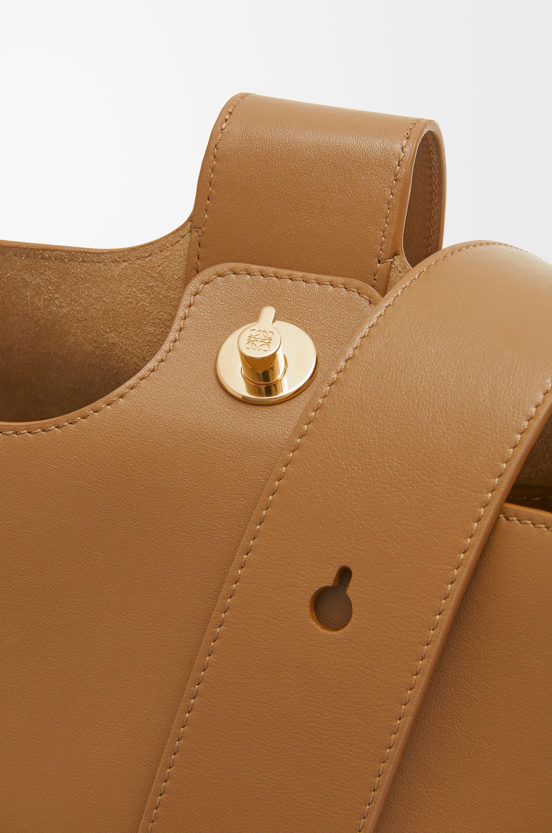 Medium Pebble Bucket bag in mellow calfskin - 8