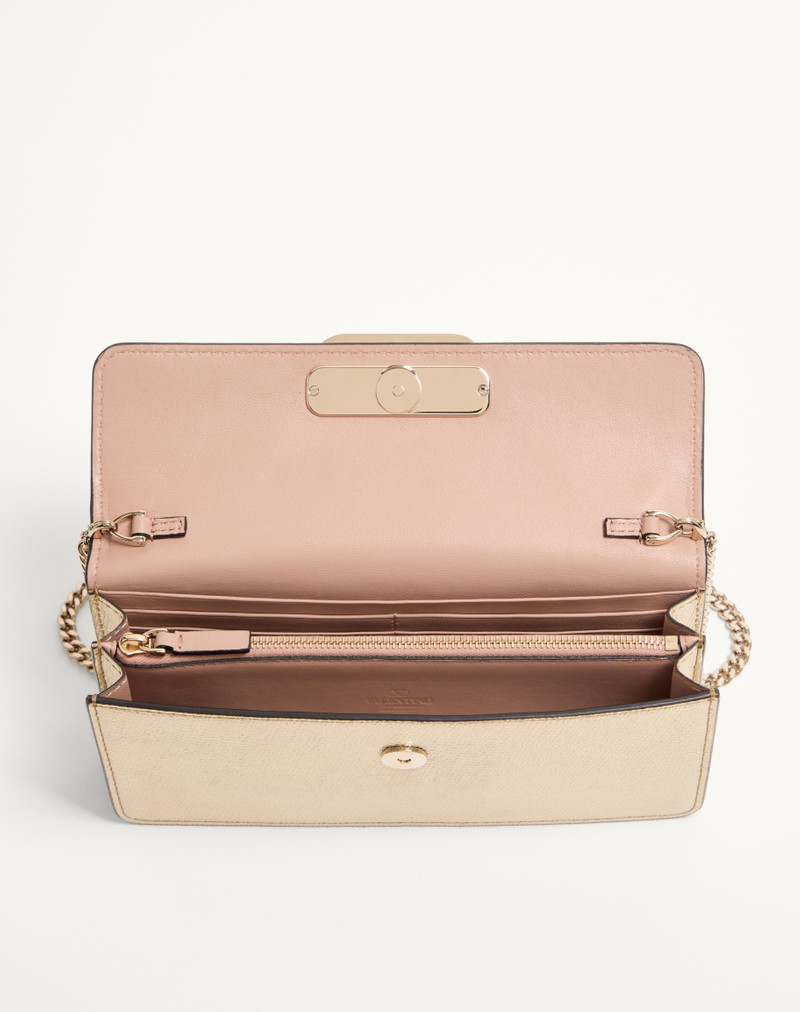 VLOGO SIGNATURE METALLIC GRAINY CALFSKIN WALLET WITH CHAIN 5