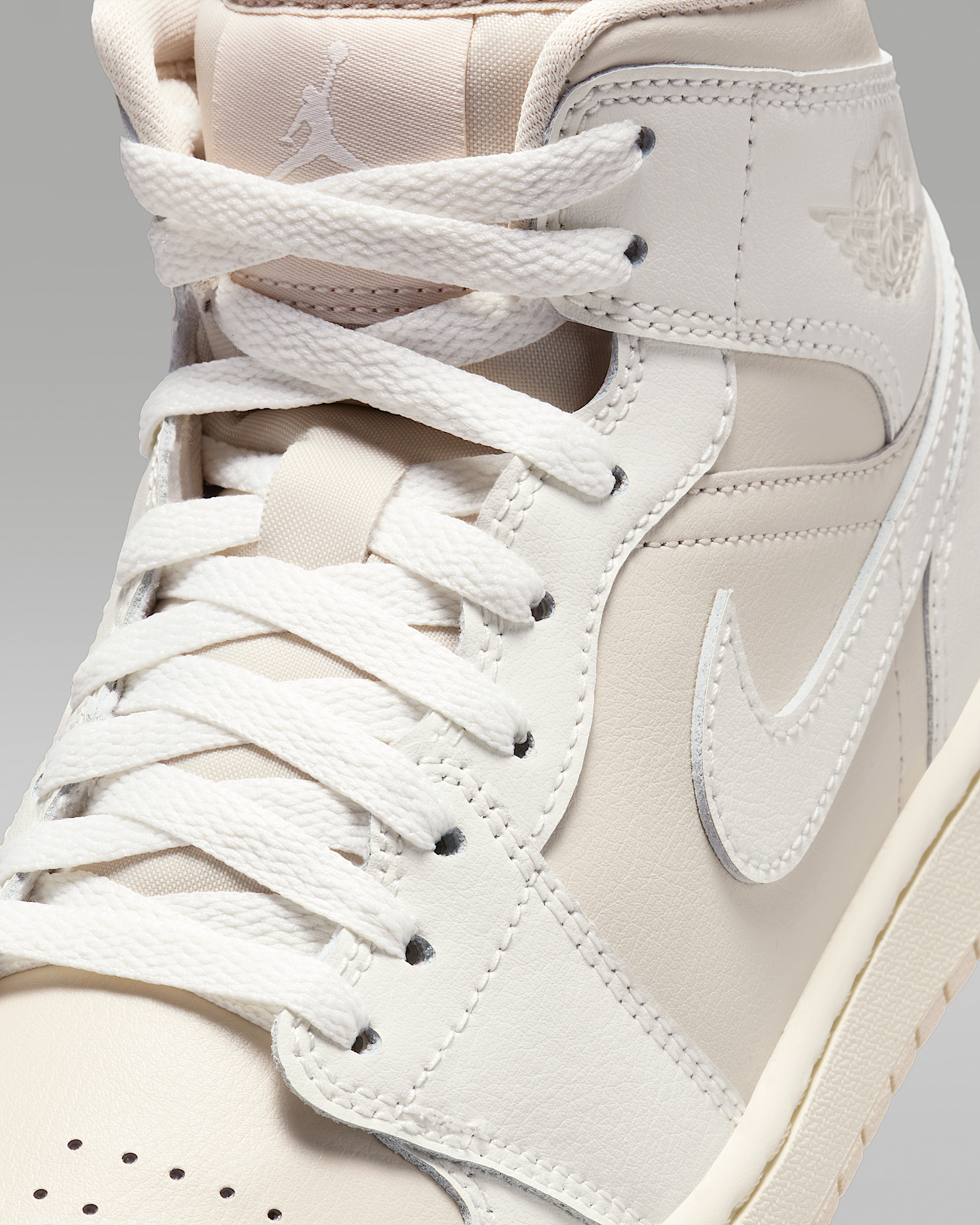 Air Jordan 1 Mid Women's Shoes - 7