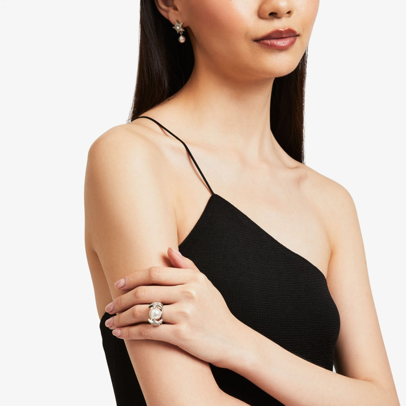 JIMMY CHOO Crystal Star Ring
Silver-Finish Metal Star and Pearl Ring with Swarovski Crystals outlook