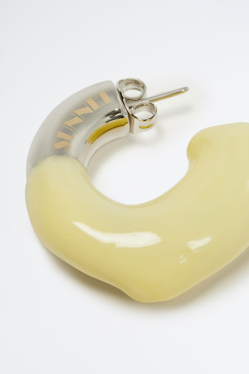 SUNNEI SMALL RUBBERIZED EARRINGS SILVER / yellow outlook
