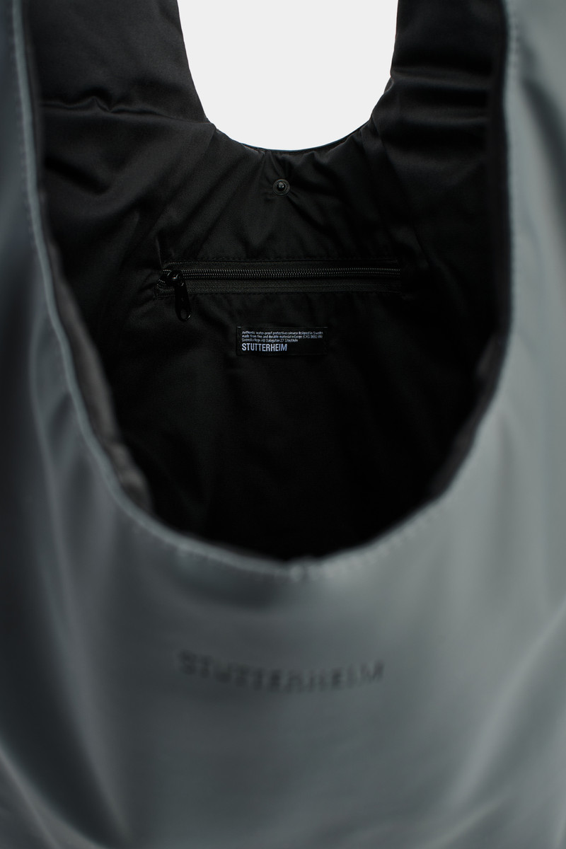 Stutterheim Svea Puffer Bag Charcoal outlook
