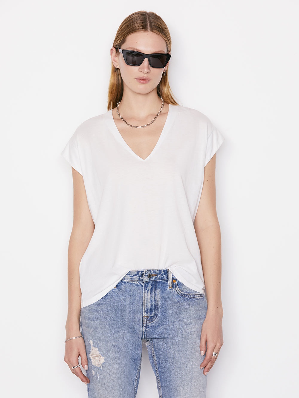 Le Mid Rise V Neck Tee in Blanc - 4