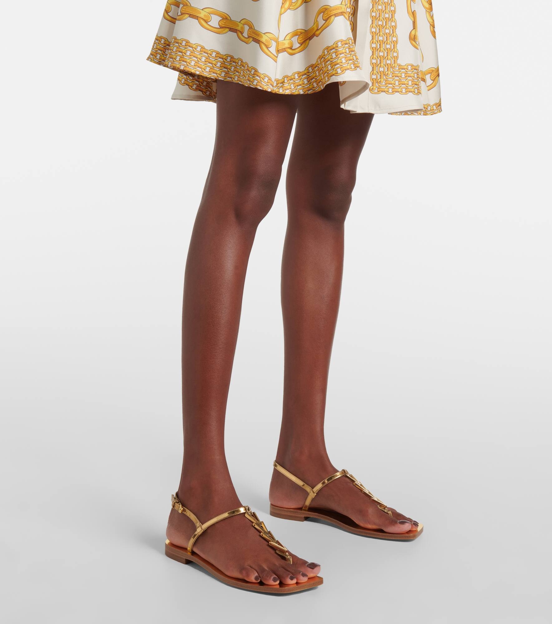 Metallic leather thong sandals - 4