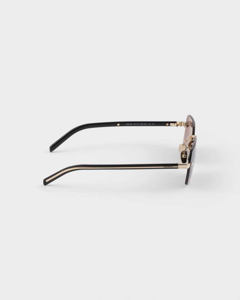 Sunglasses with the iconic metal plaque 4